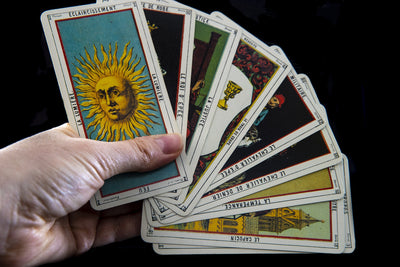What is the difference between an oracle and a tarot?