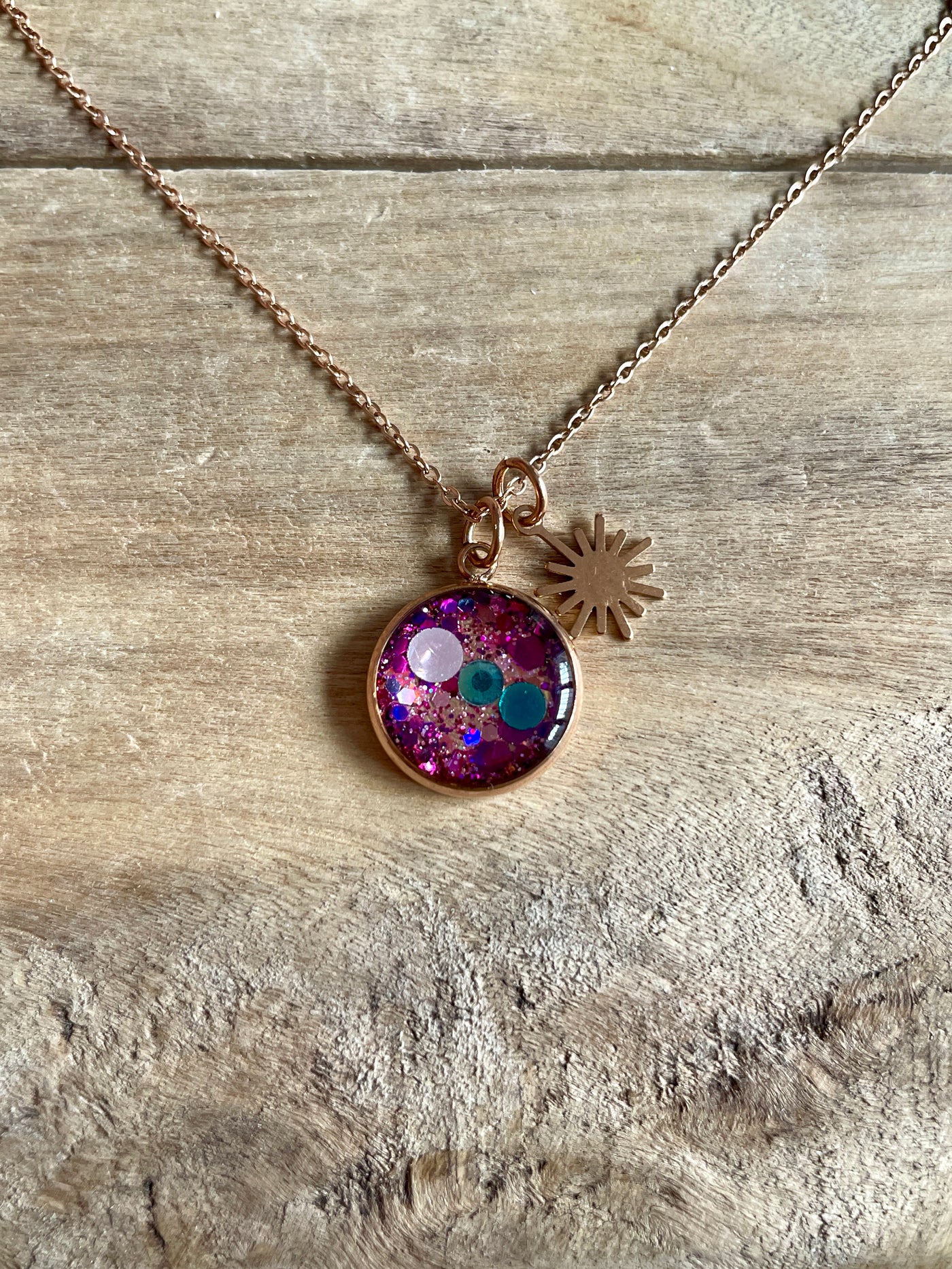 Collier simple or rose Procréation