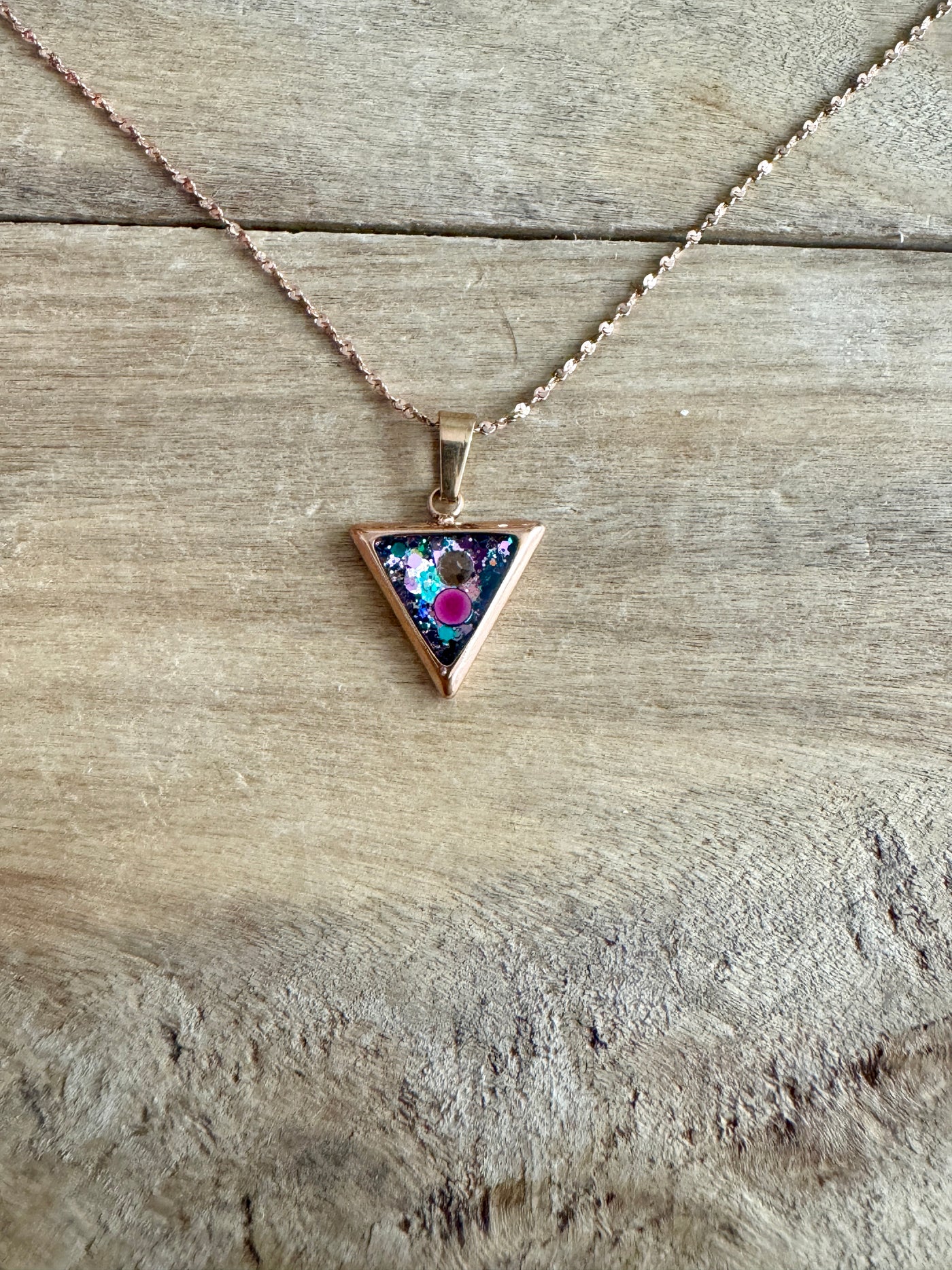 Collier or rose Triangle