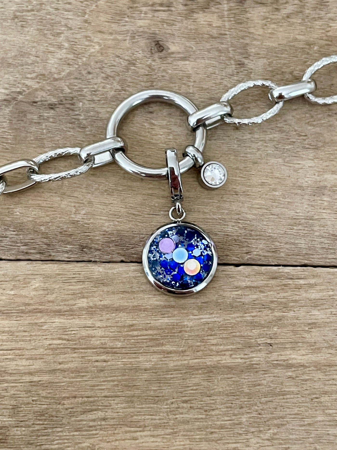 Charm argenté Om(vendu sans bracelet)