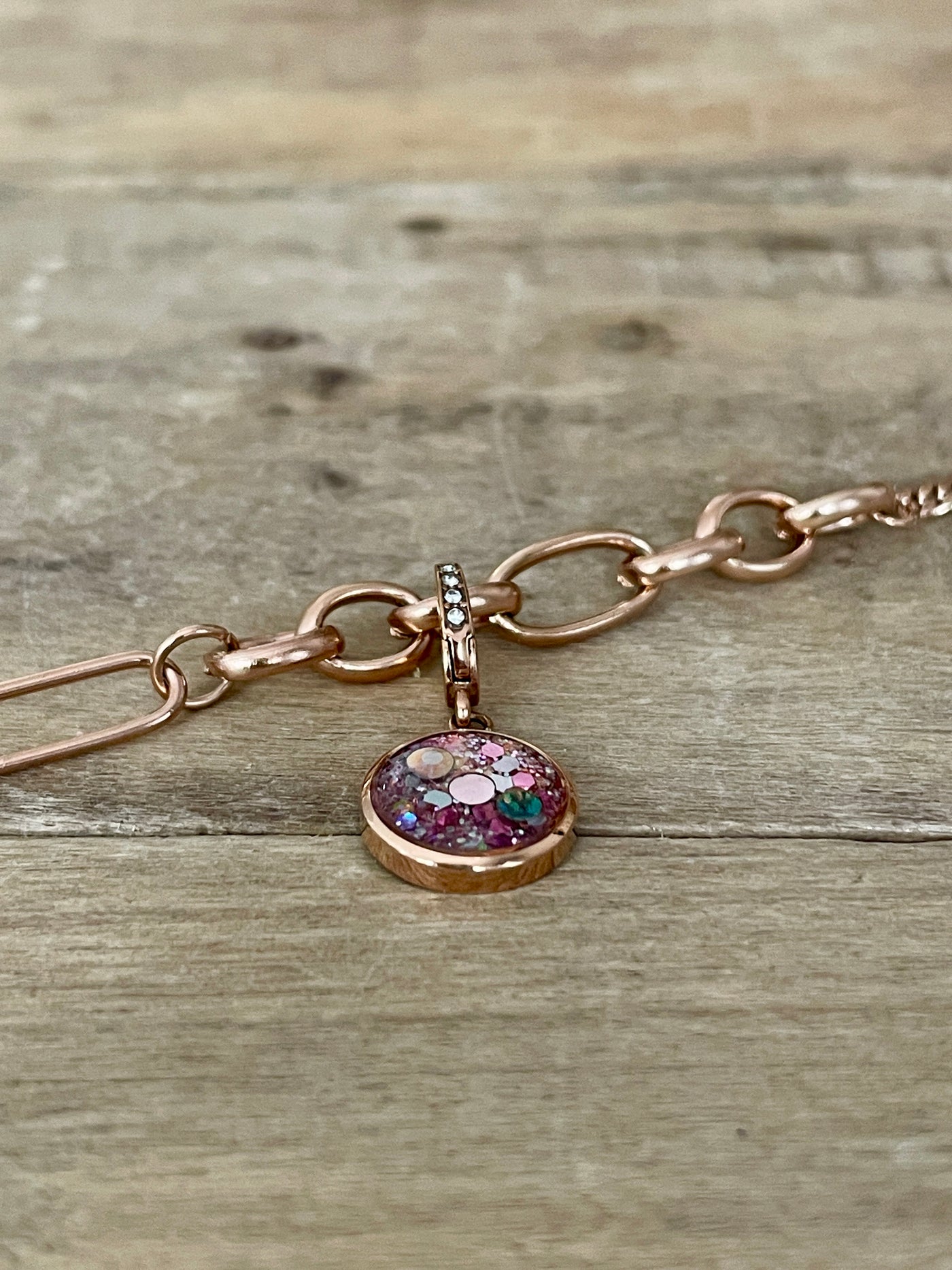 Charm  cristal or rose La flamme d'ankaa(vendu sans bracelet)