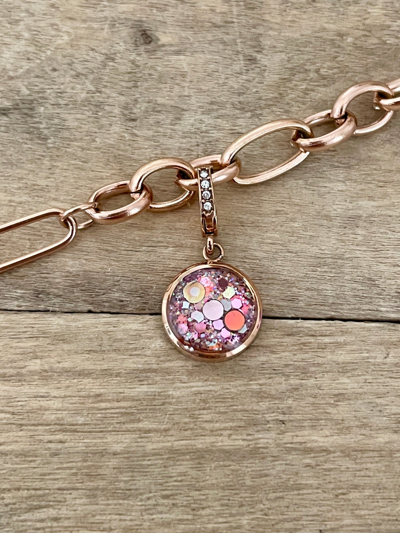 Charm  cristal or rose La flamme d'ankaa(vendu sans bracelet)