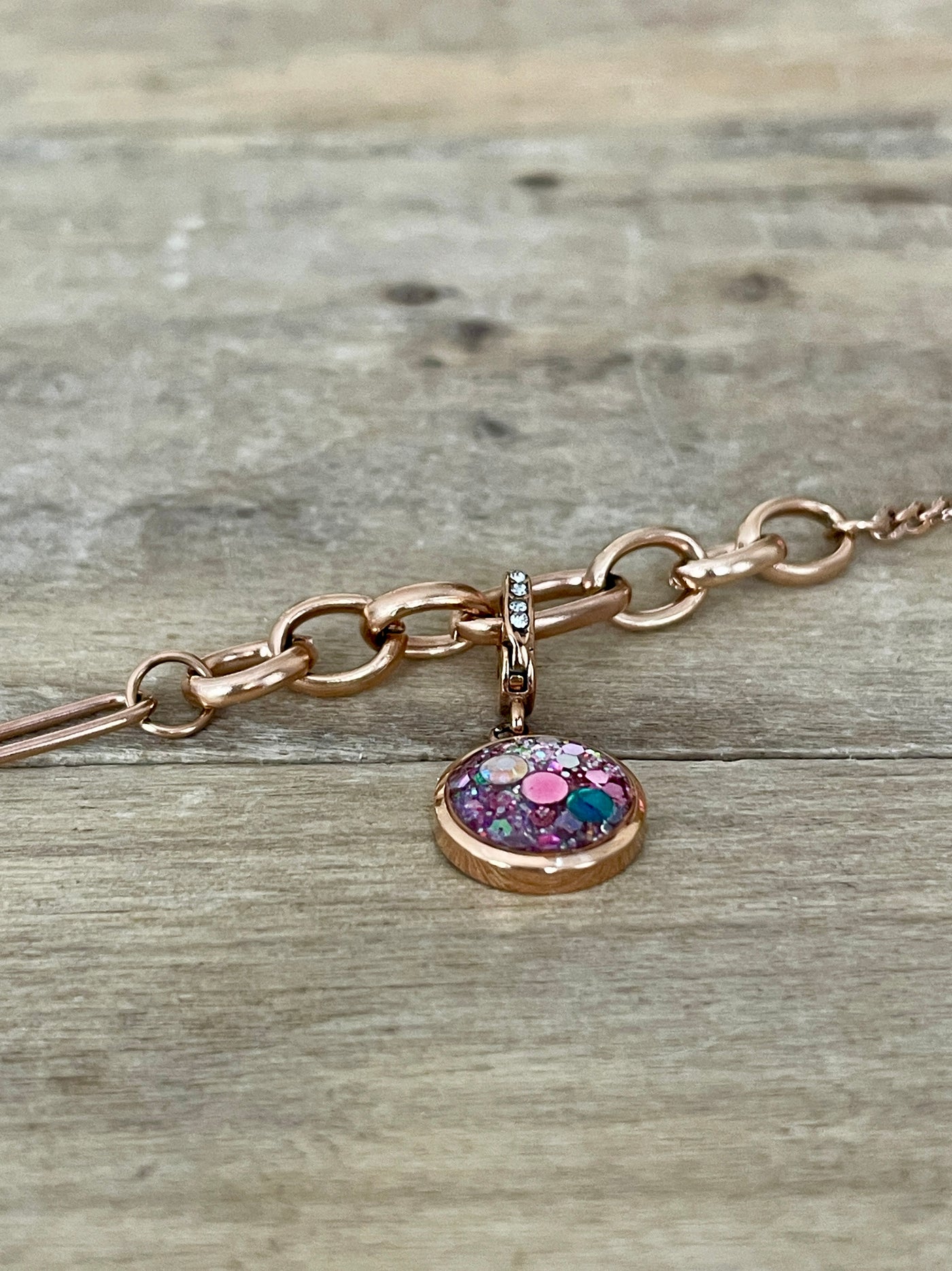 Charm Cristal or rose Jalousie (vendu sans bracelet)