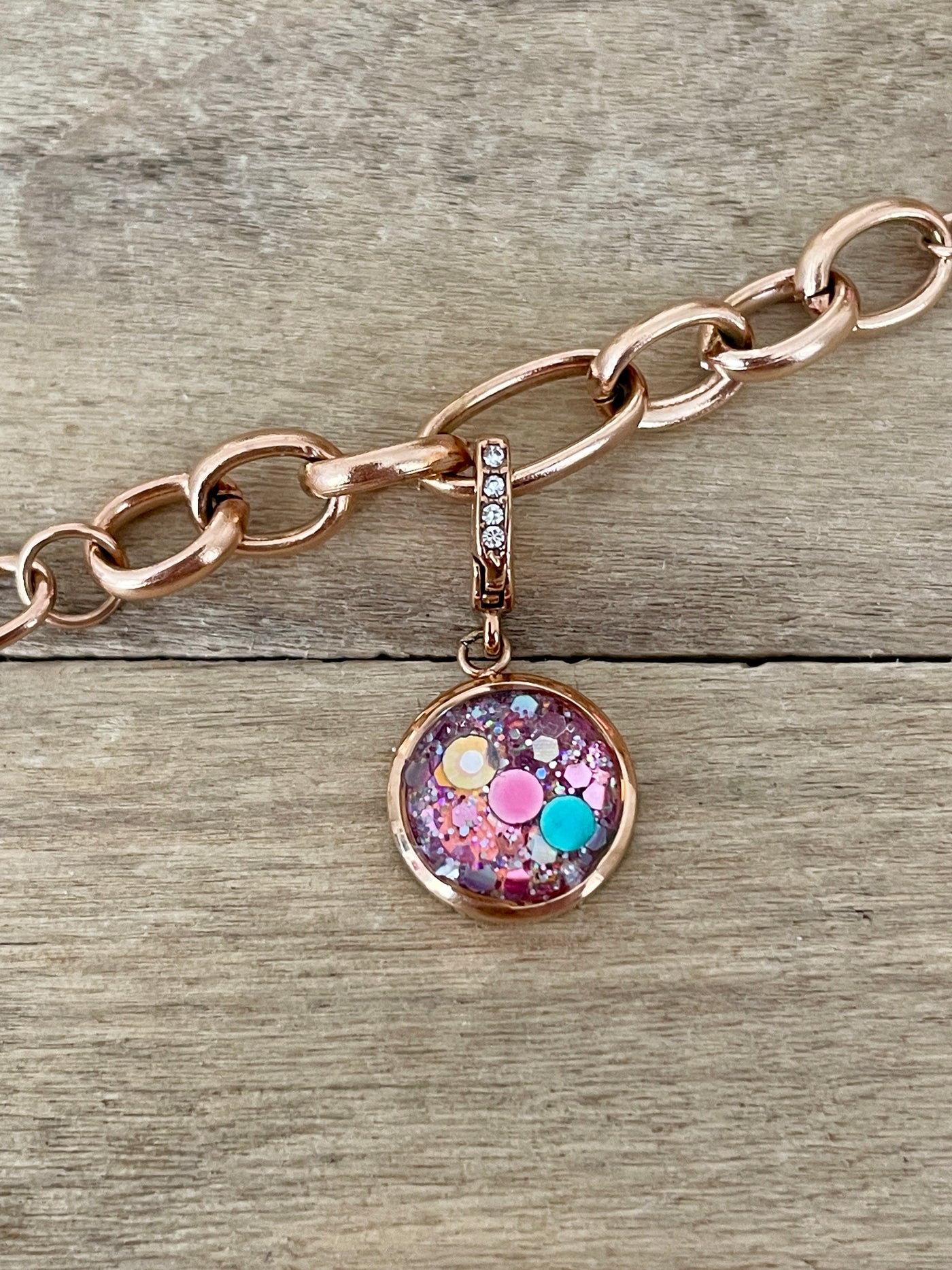 Charm Cristal or rose Jalousie (vendu sans bracelet)