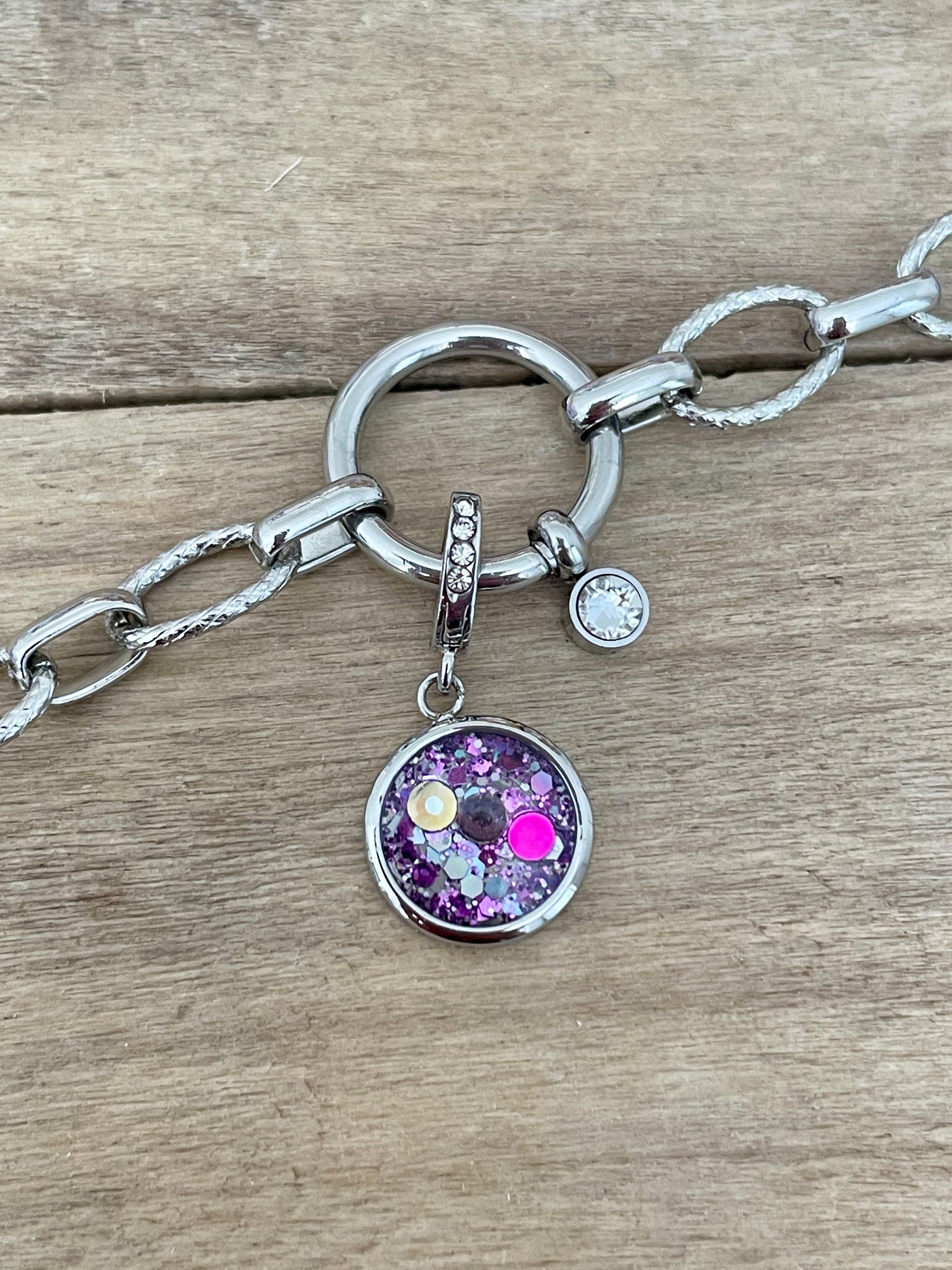 Charm Cristal argenté Chakra gorge (vendu sans bracelet)