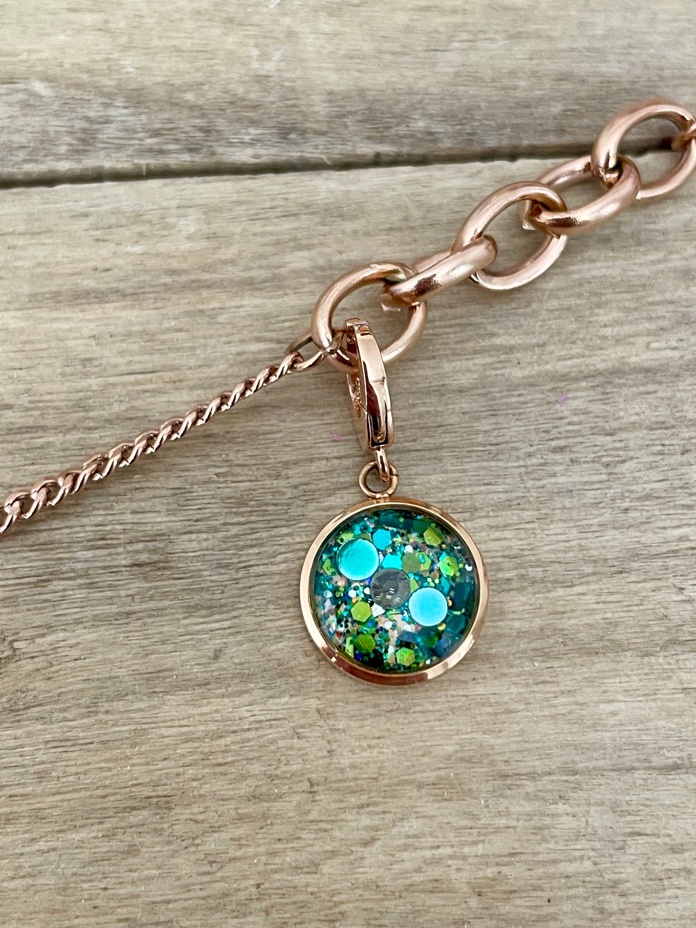 Charm or rose Chakra gorge (vendu sans bracelet)