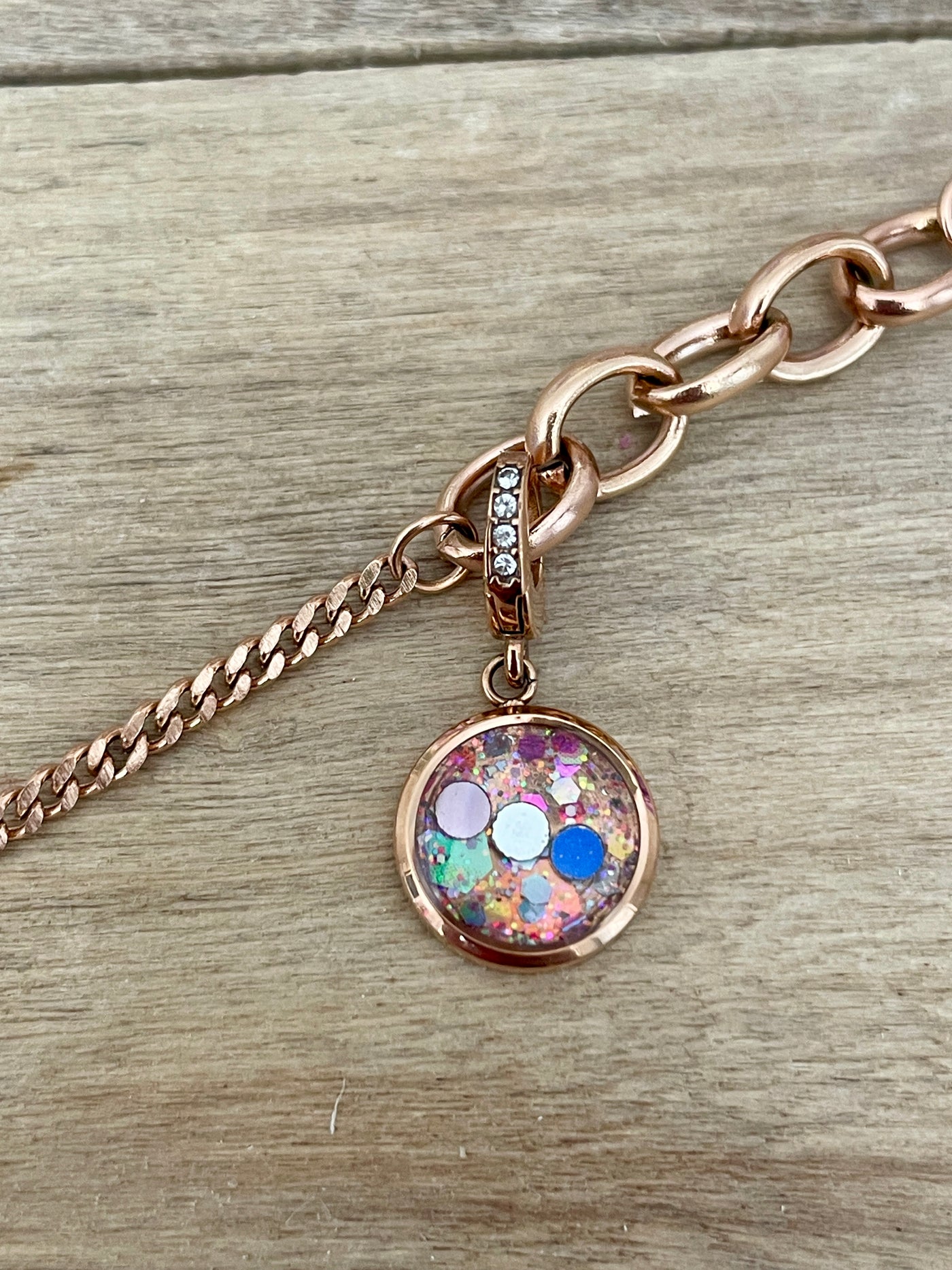 Charm Cristal or rose Chakra gorge (vendu sans bracelet)