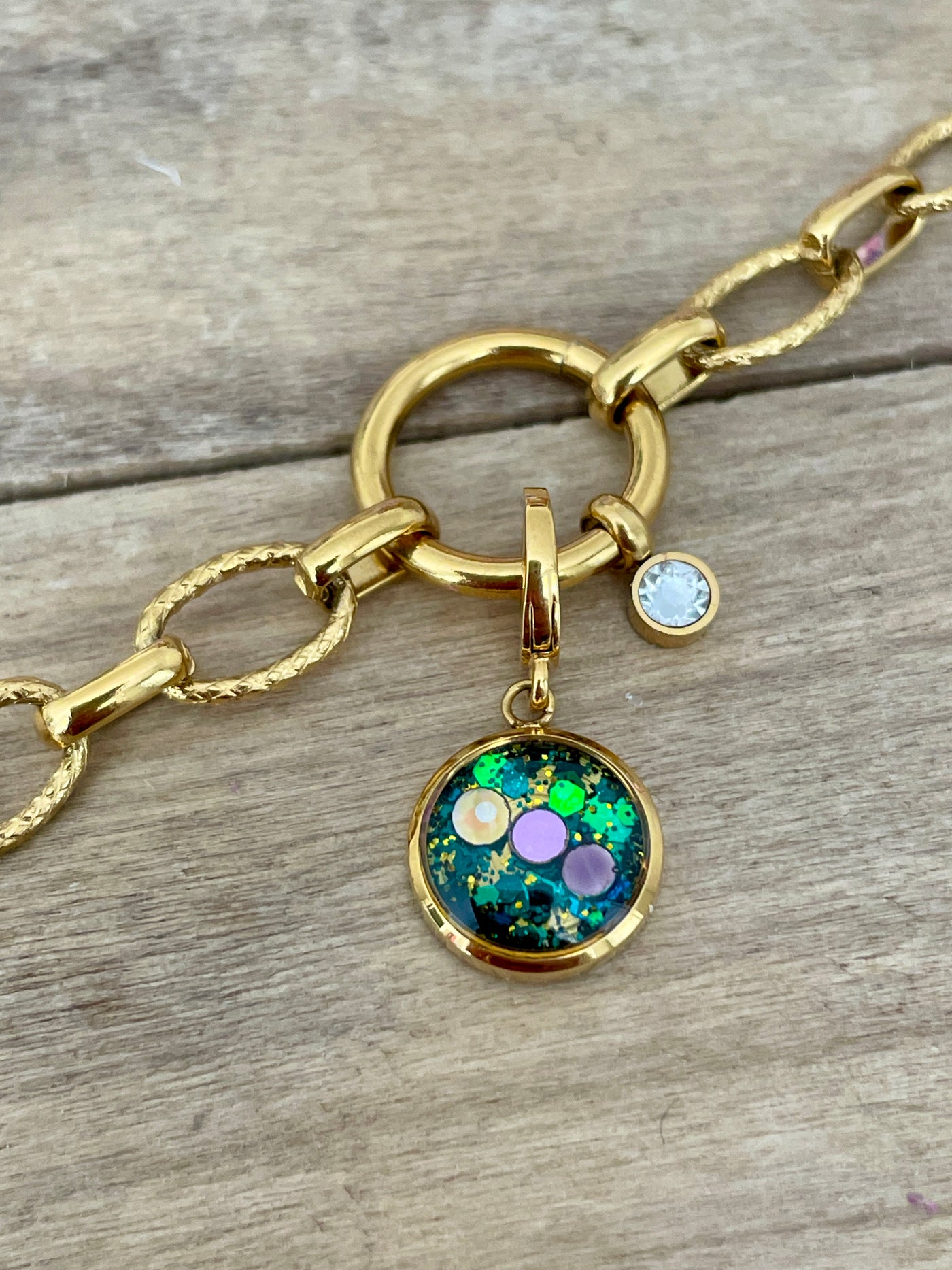 Charm doré Hypersensibilité (vendu sans bracelet)