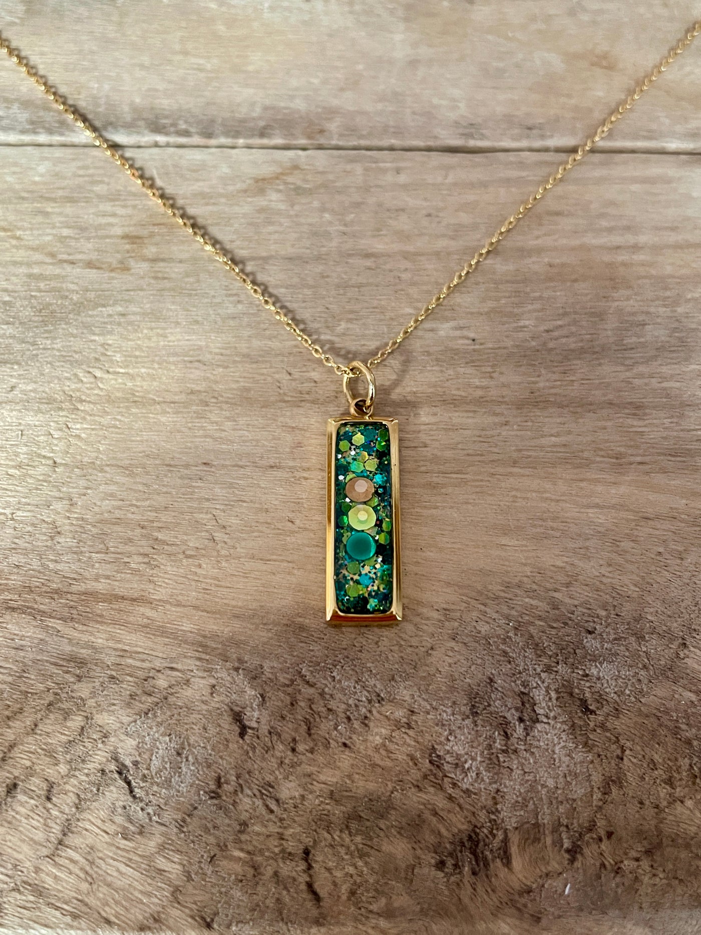 Collier simple doré RECTANGLE Om