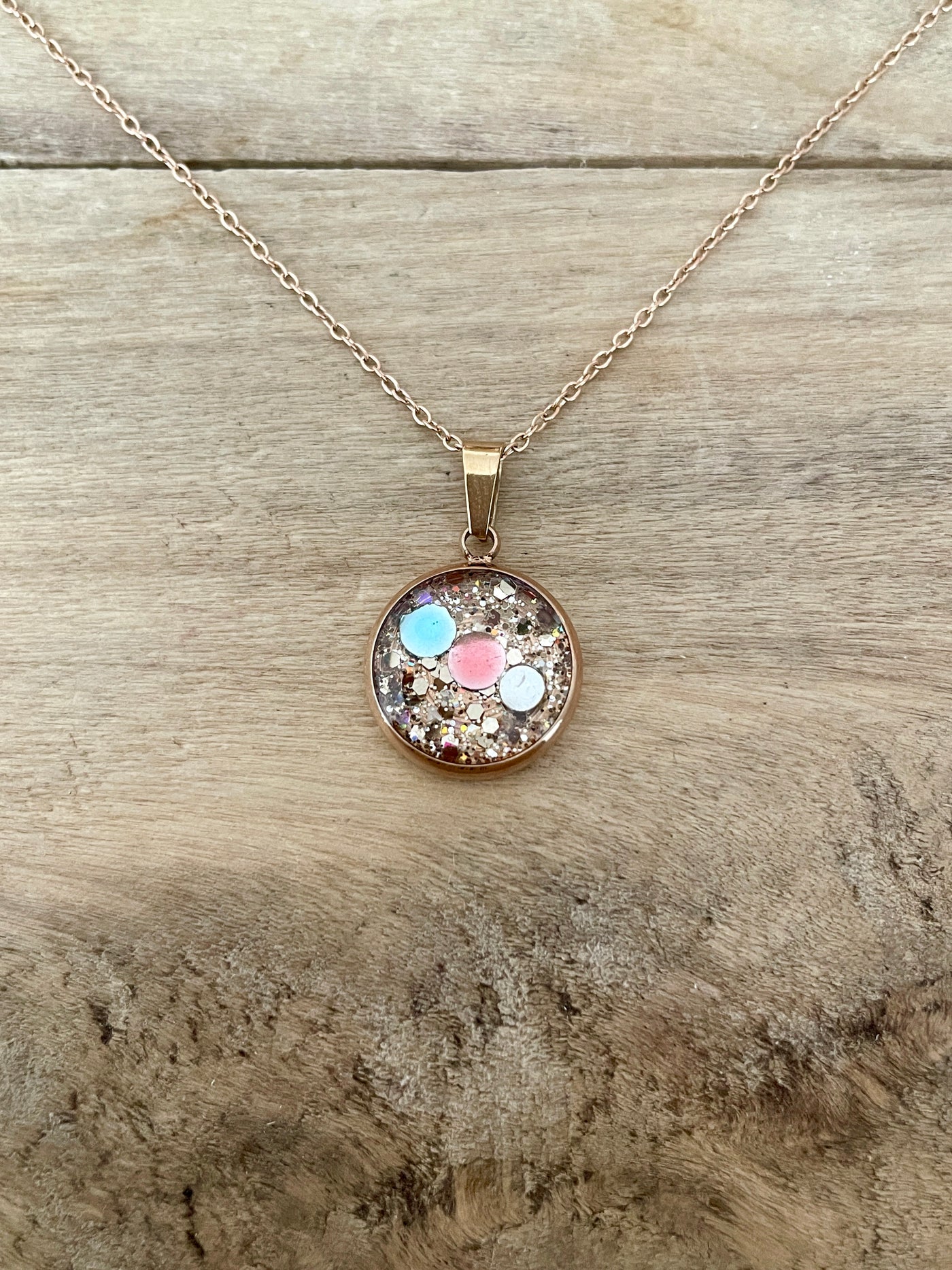 Collier simple or rose Om