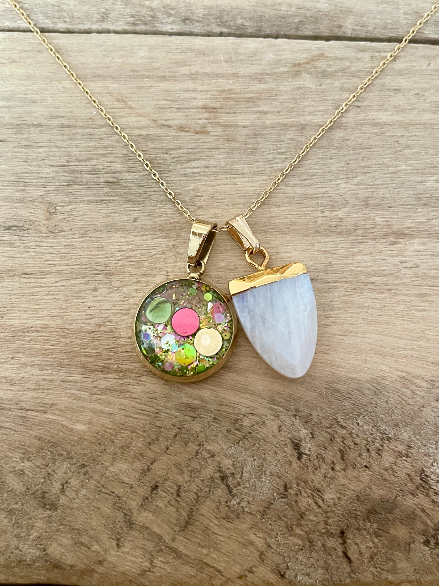 Collier simple doré  PIERRE DE LUNE Blessure de Rejet