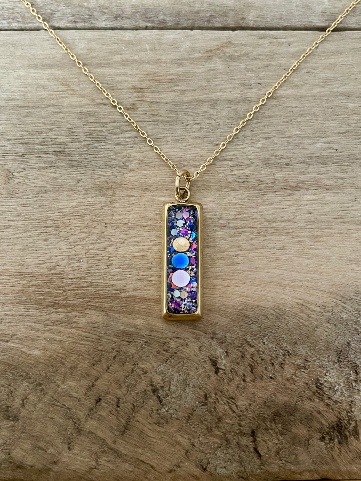 Collier simple doré RECTANGLE Chakra sacré