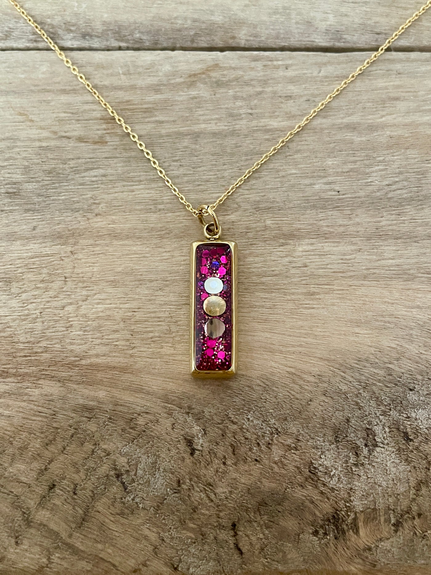 Collier simple doré RECTANGLE Déblocage du noeud bloquant du moment