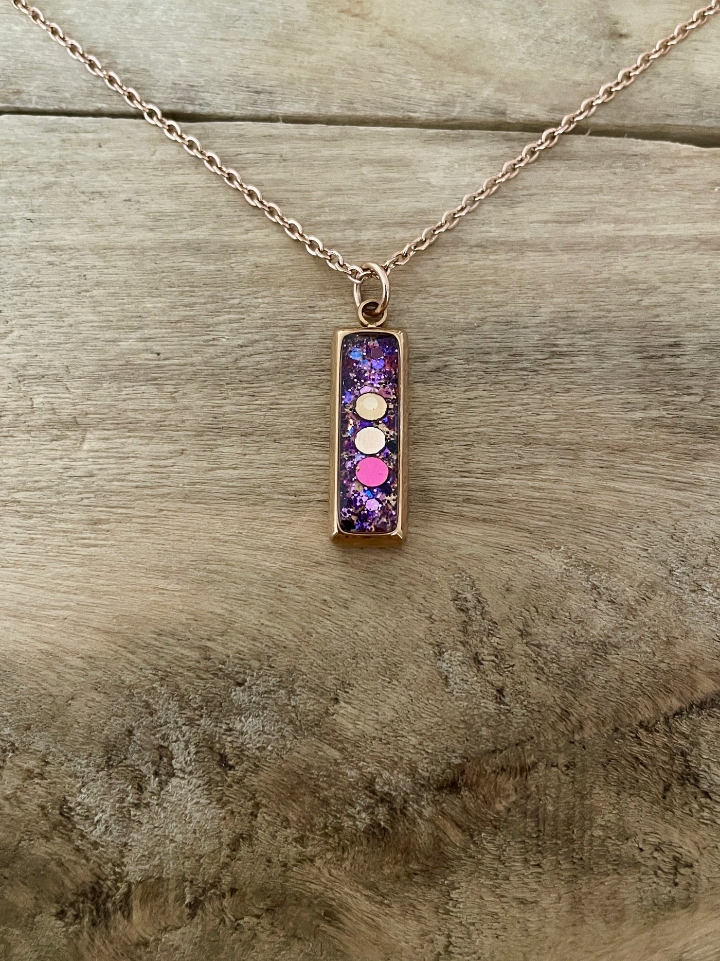 Collier simple or rose RECTANGLE Om – Les Médéores d'Ankaa
