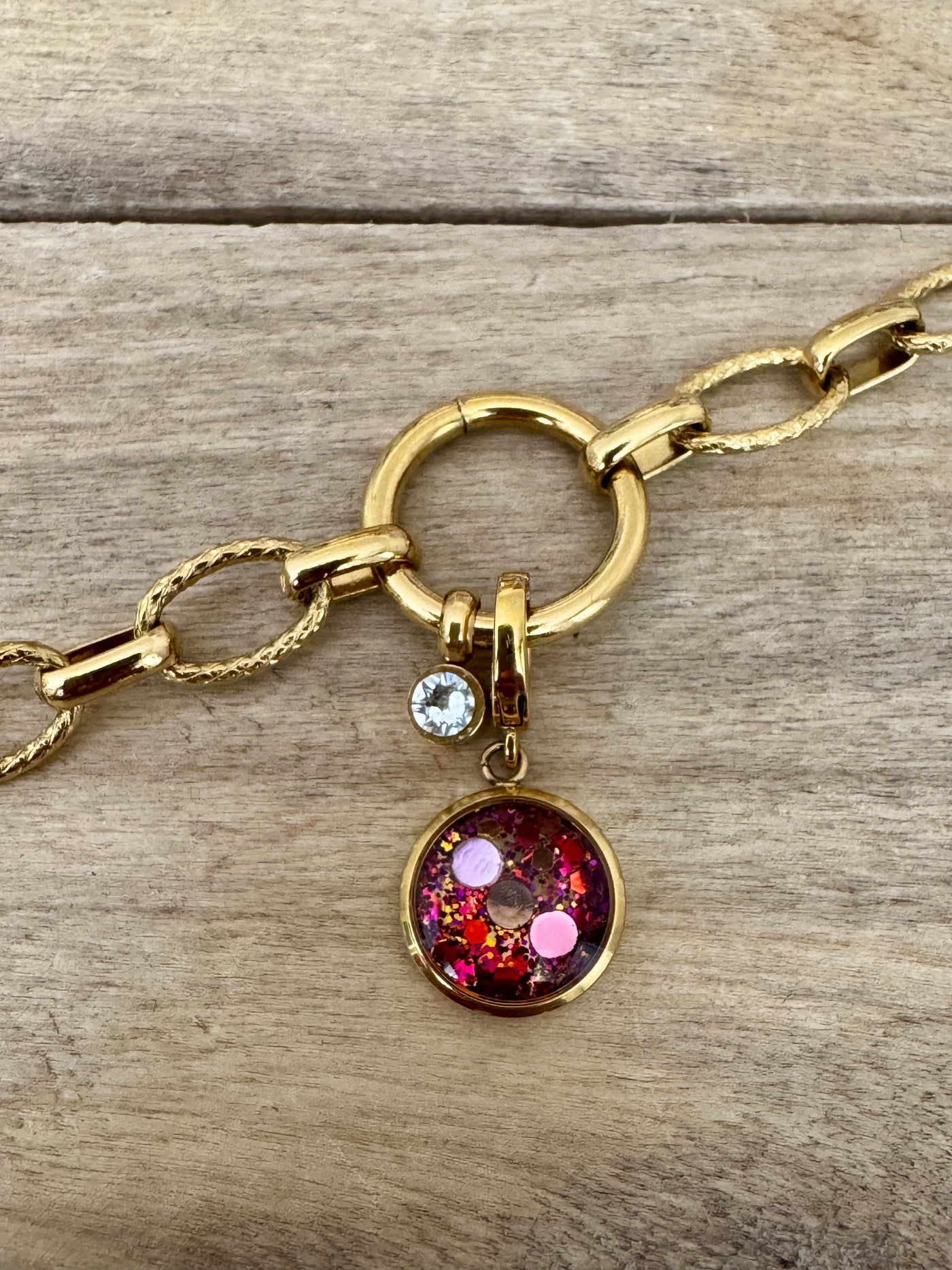 Charm doré Consciousness (vendu sans bracelet)