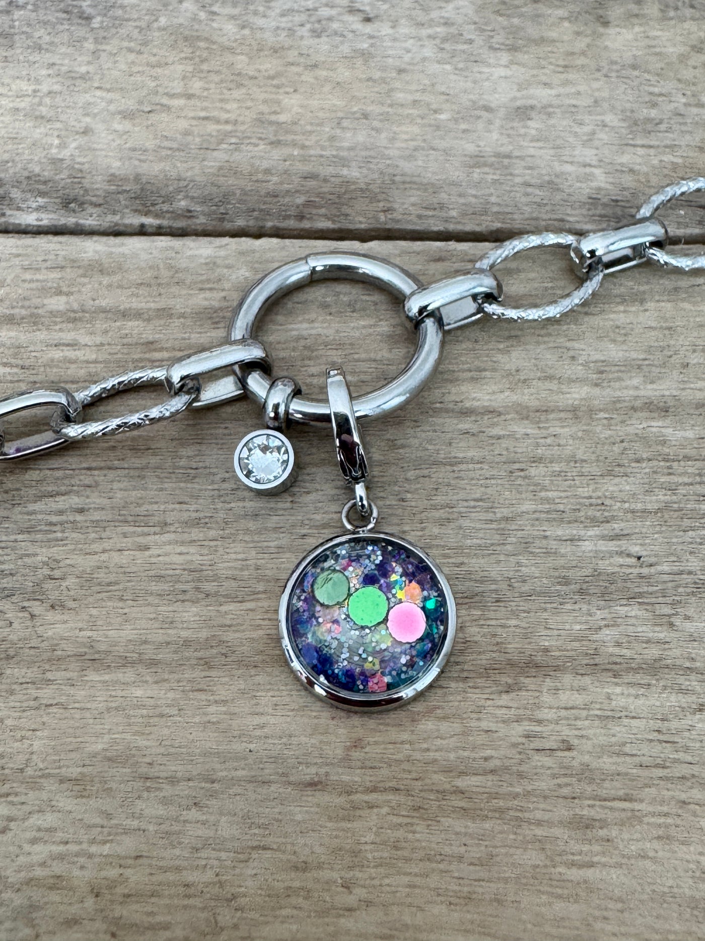 Charm argenté Féminin sacré (vendu sans bracelet)