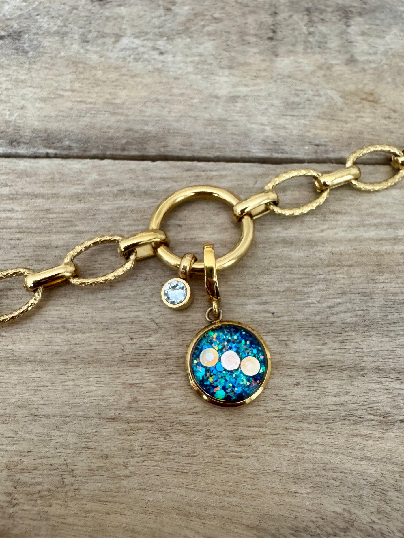 Charm doré Jalousie (vendu sans bracelet)