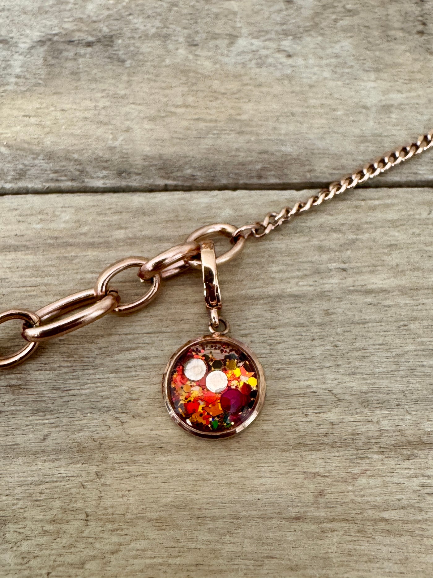 Charm or rose Chakra sacré (vendu sans bracelet)