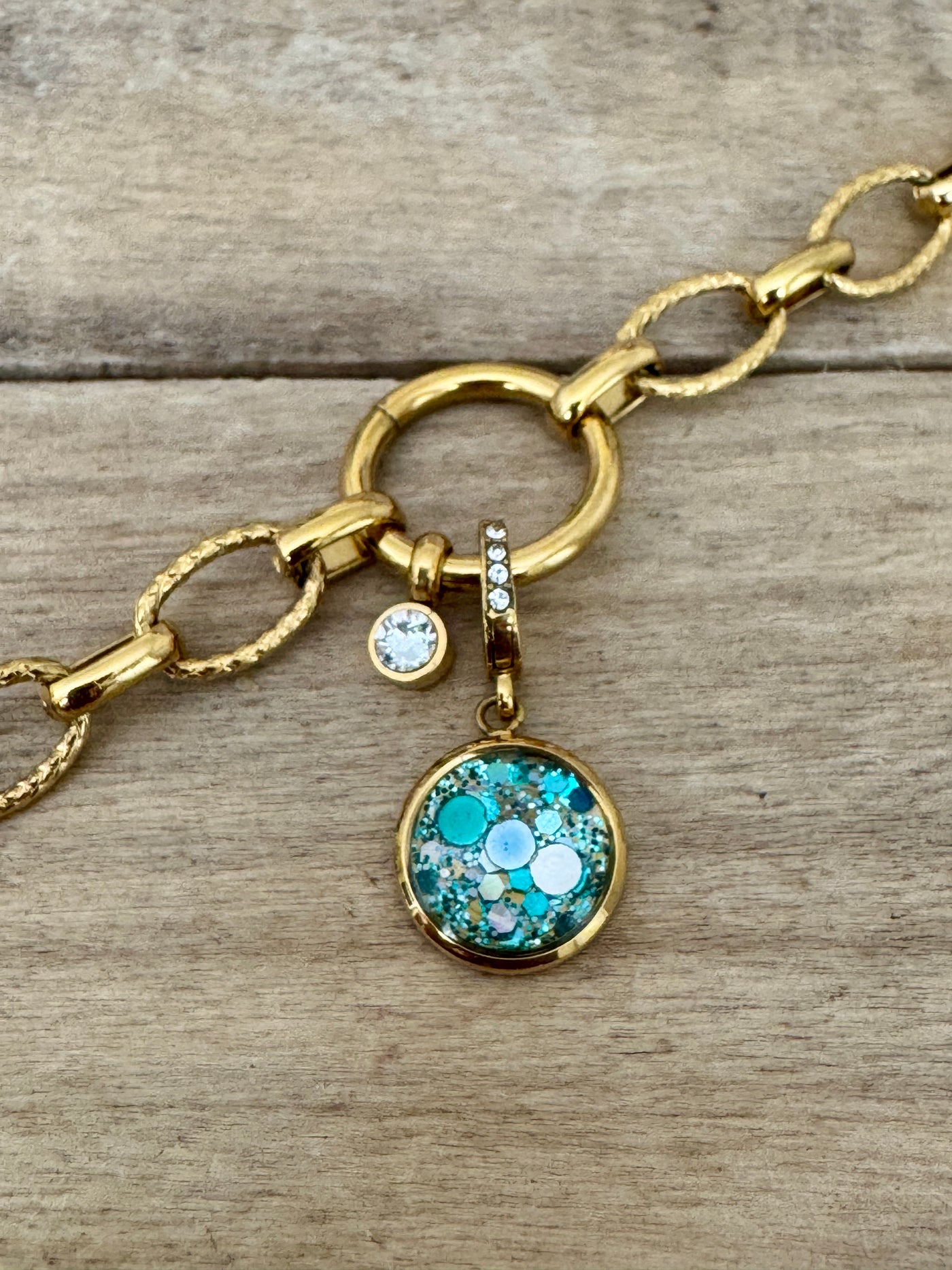 Charm Cristal doré Peace & Love (vendu sans bracelet)