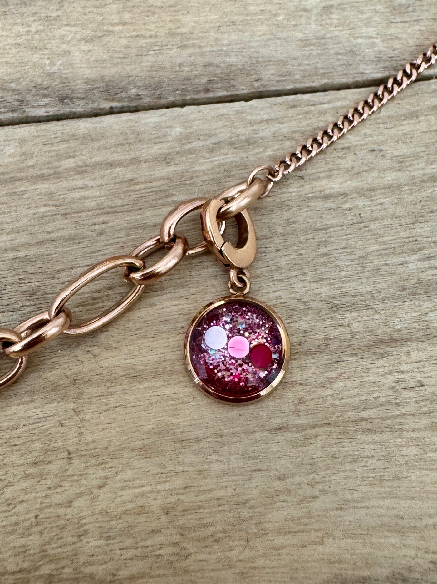Charm or rose Chakra racine (vendu sans bracelet)