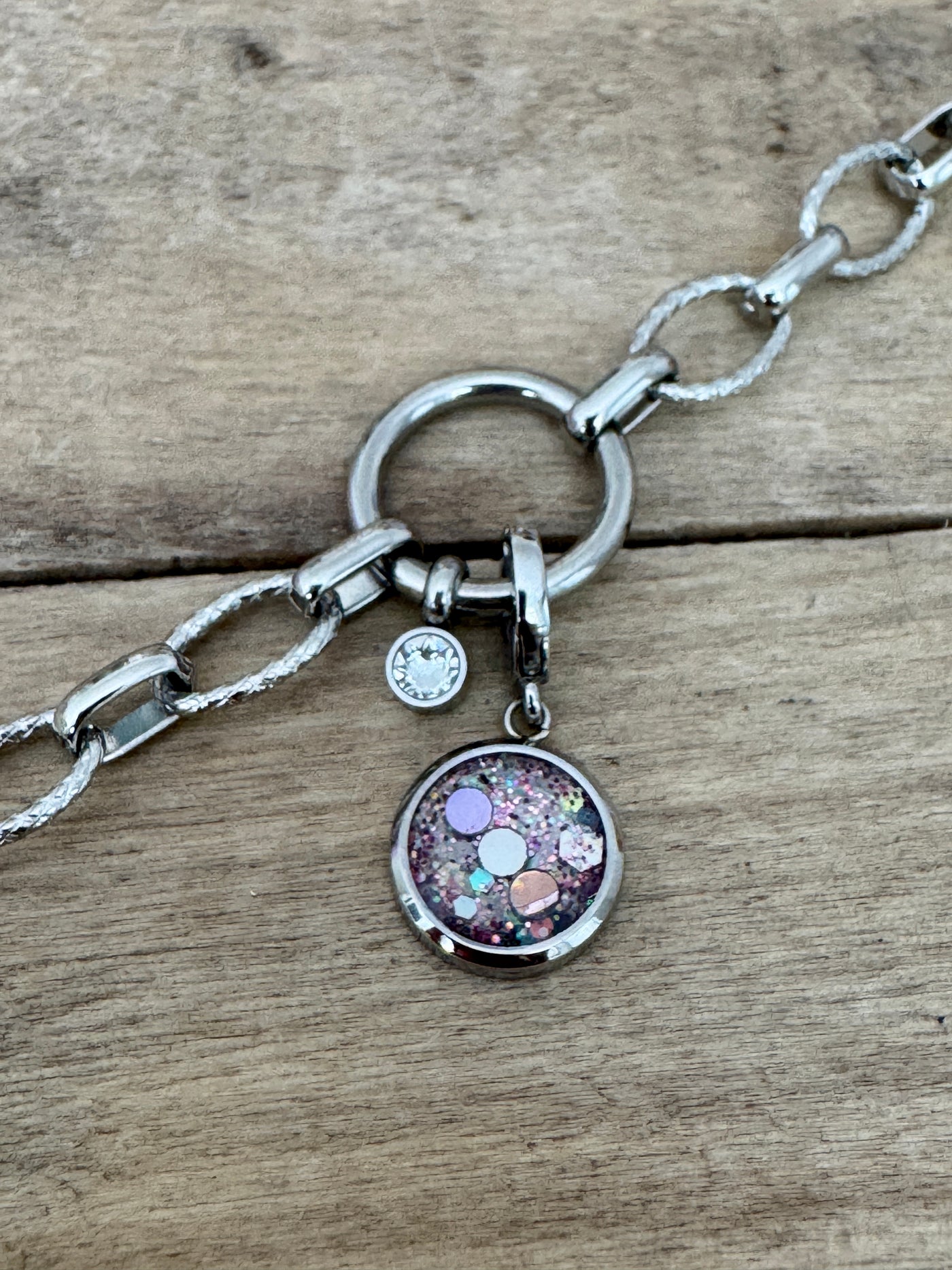 Charm argenté Chakra racine (vendu sans bracelet)