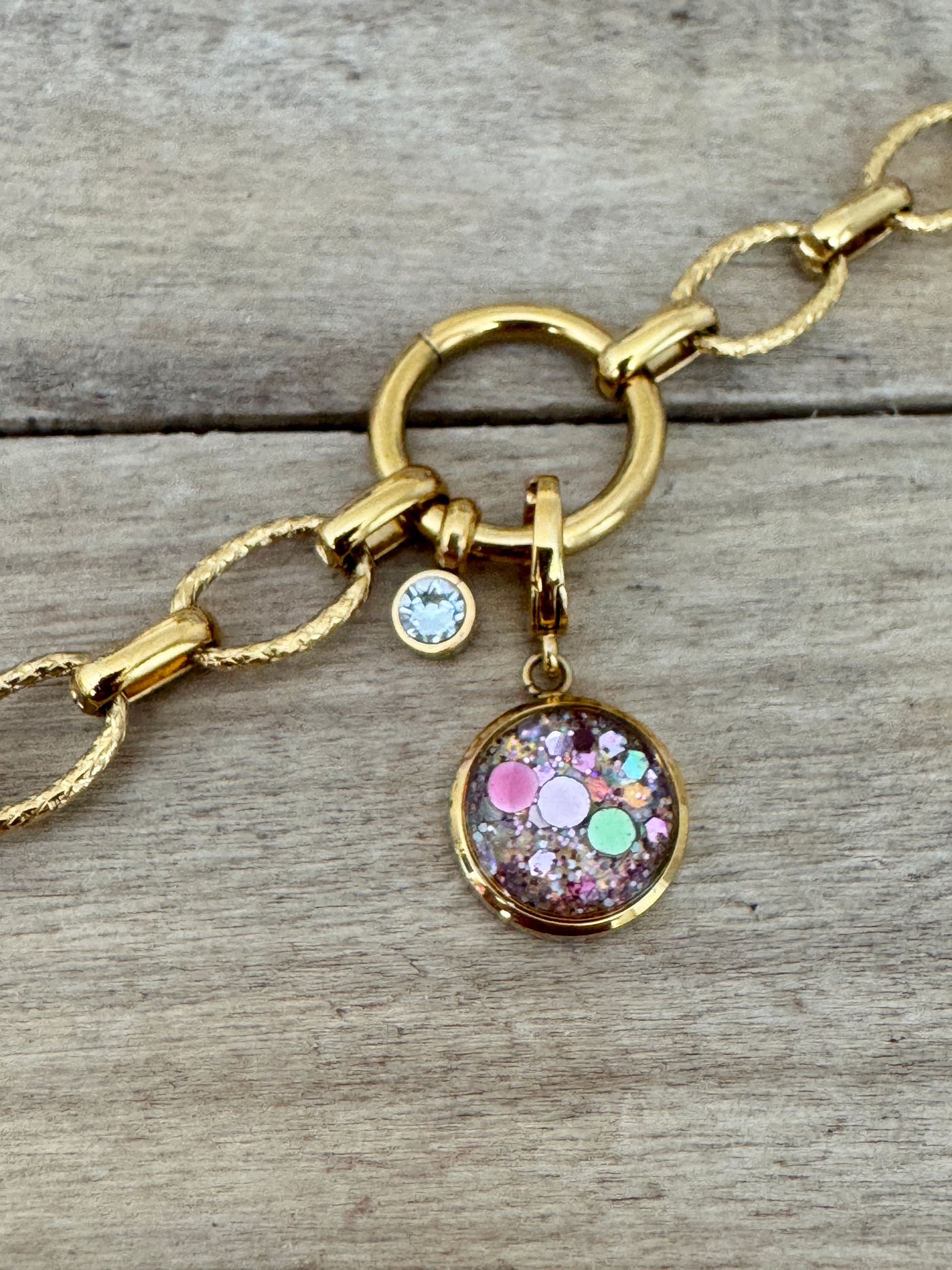 Charm doré Chakra racine (vendu sans bracelet)