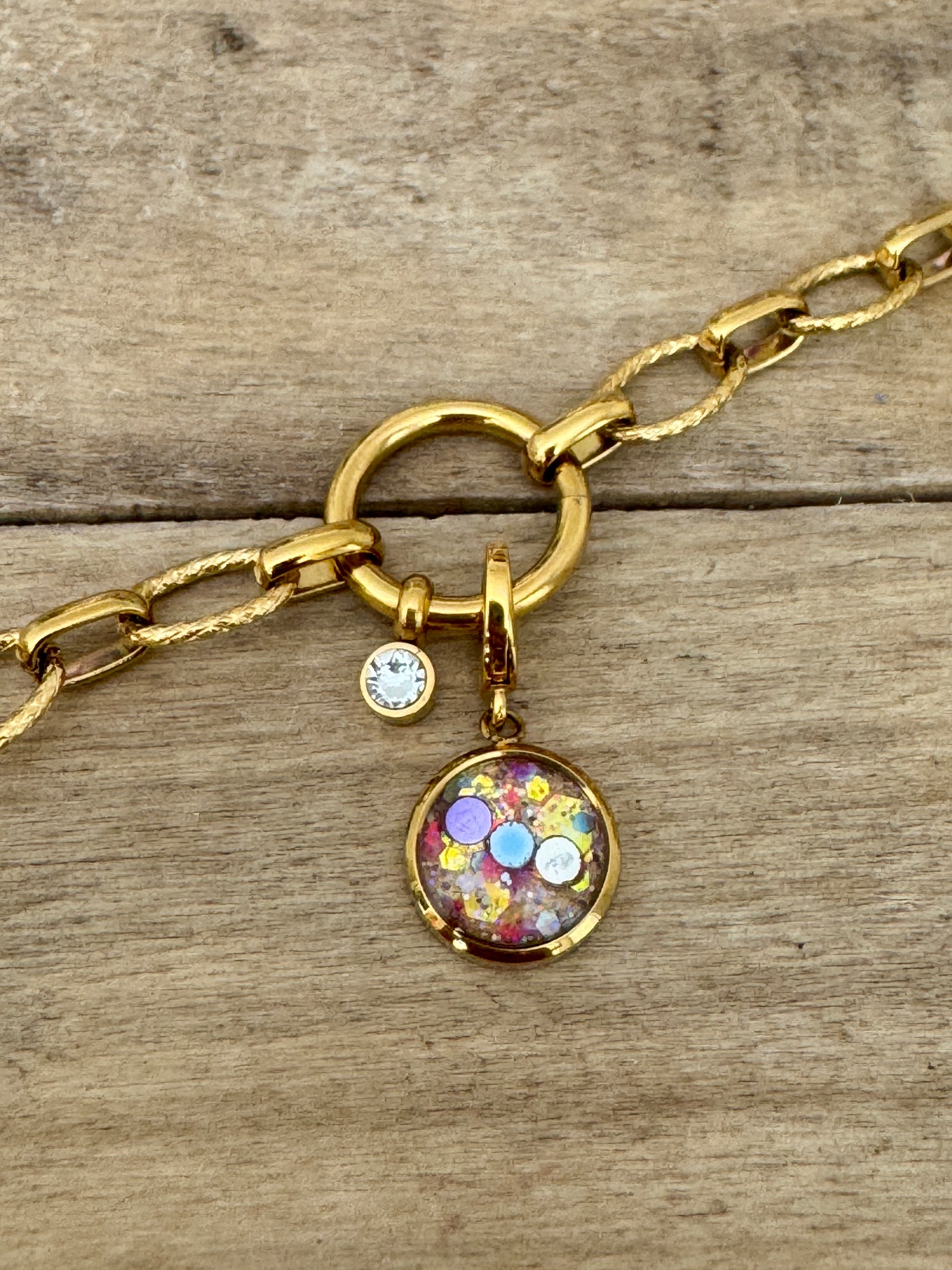 Charm doré Blessure d'Humiliation (vendu sans bracelet)