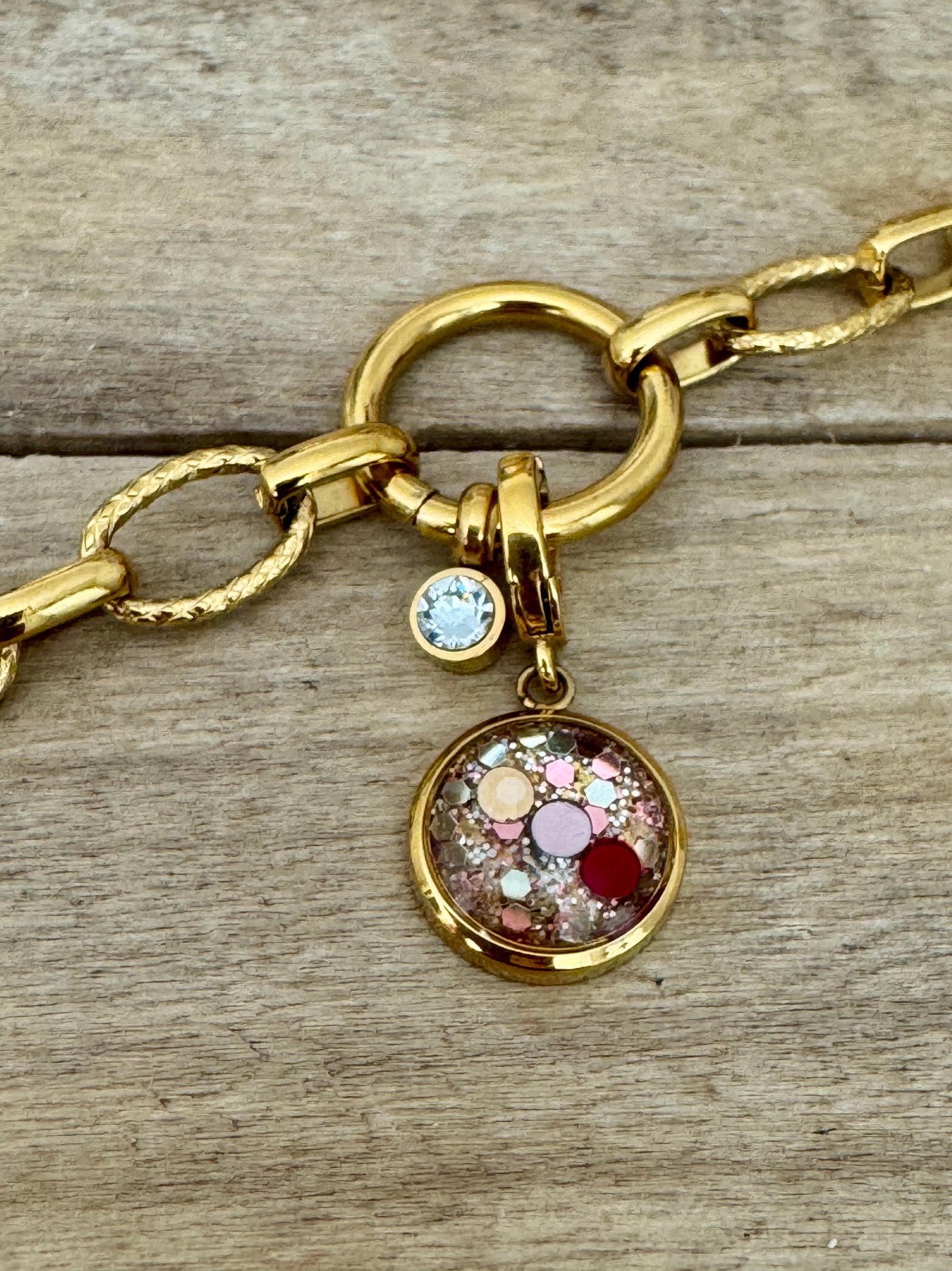 Charm doré Blessure d'injustice (vendu sans bracelet)