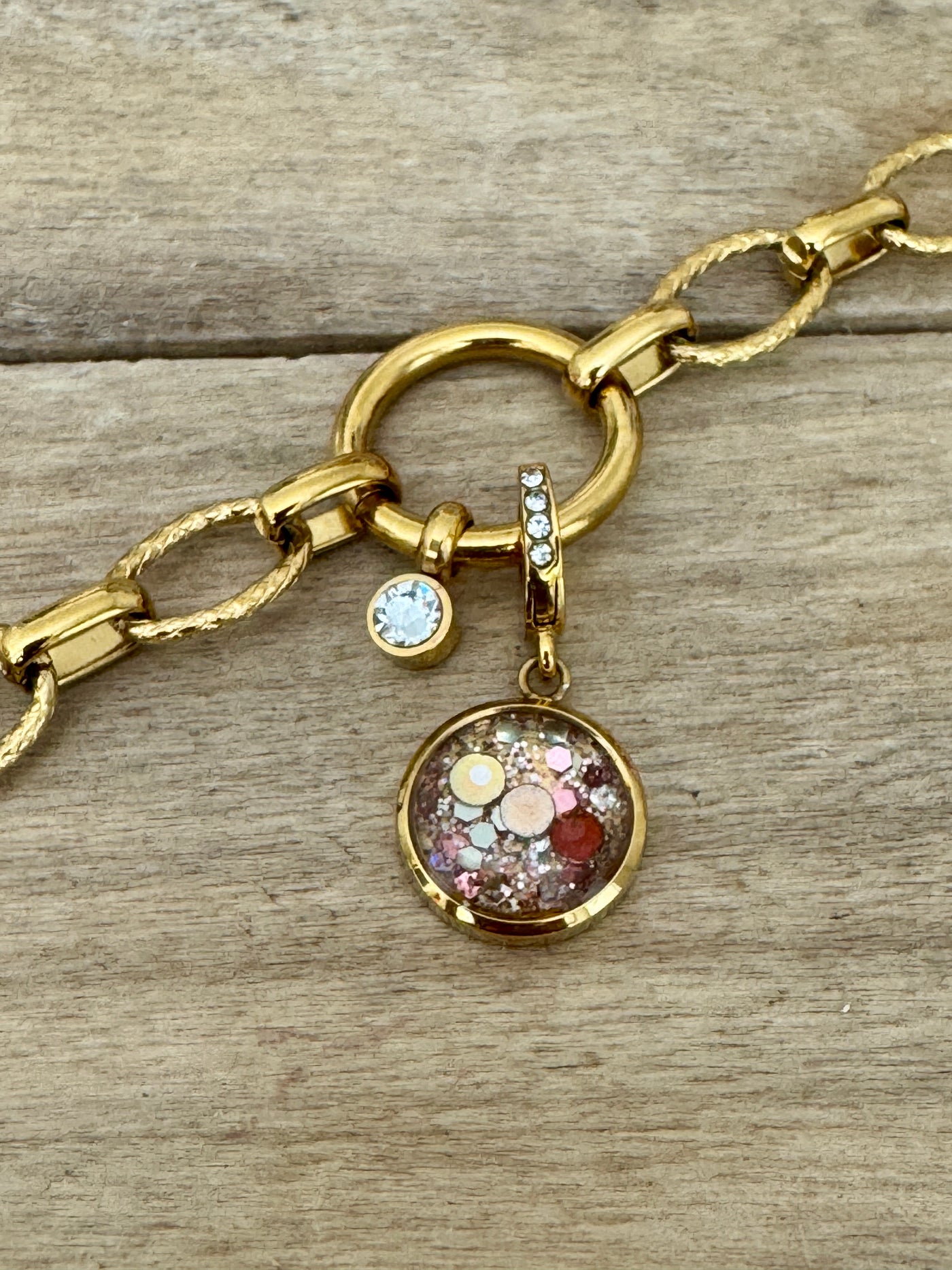 Charm Cristal doré Blessure d'injustice (vendu sans bracelet)