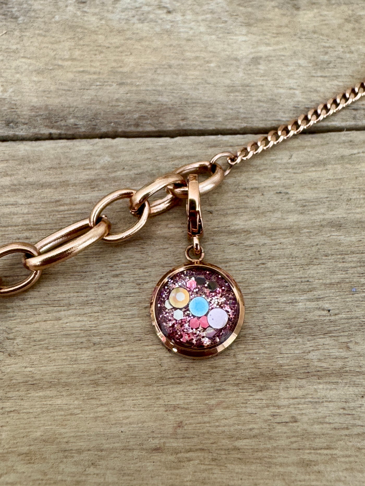 Charm or rose Blessure de Trahison (vendu sans bracelet)