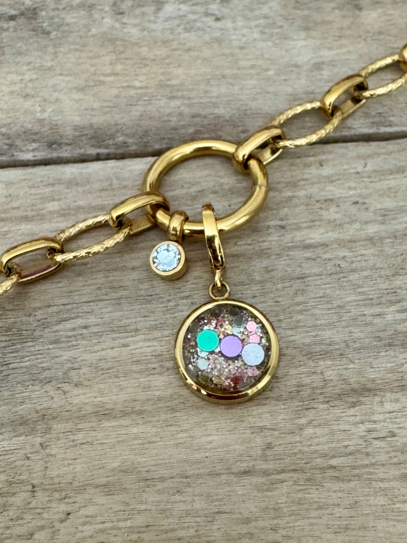 Charm doré Féminin sacré (vendu sans bracelet)