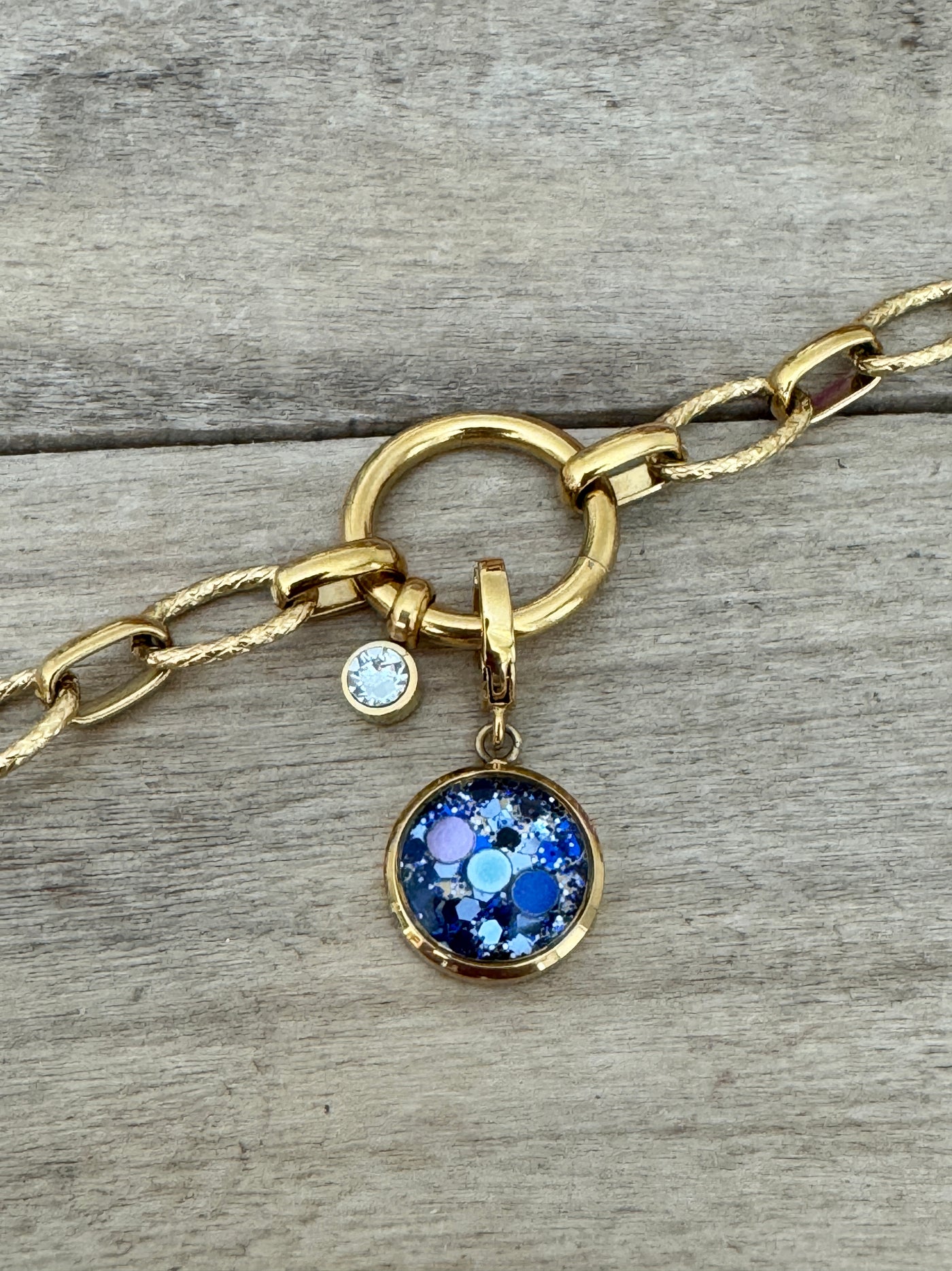 Charm doré Détachement amoureux (vendu sans bracelet)