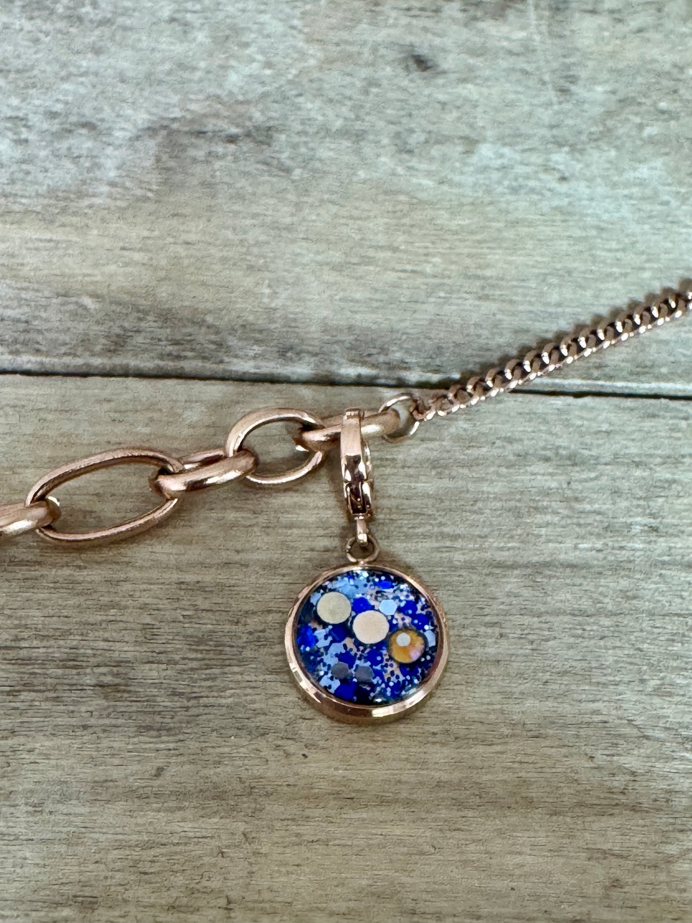 Charm or rose Je mérite (vendu sans bracelet)