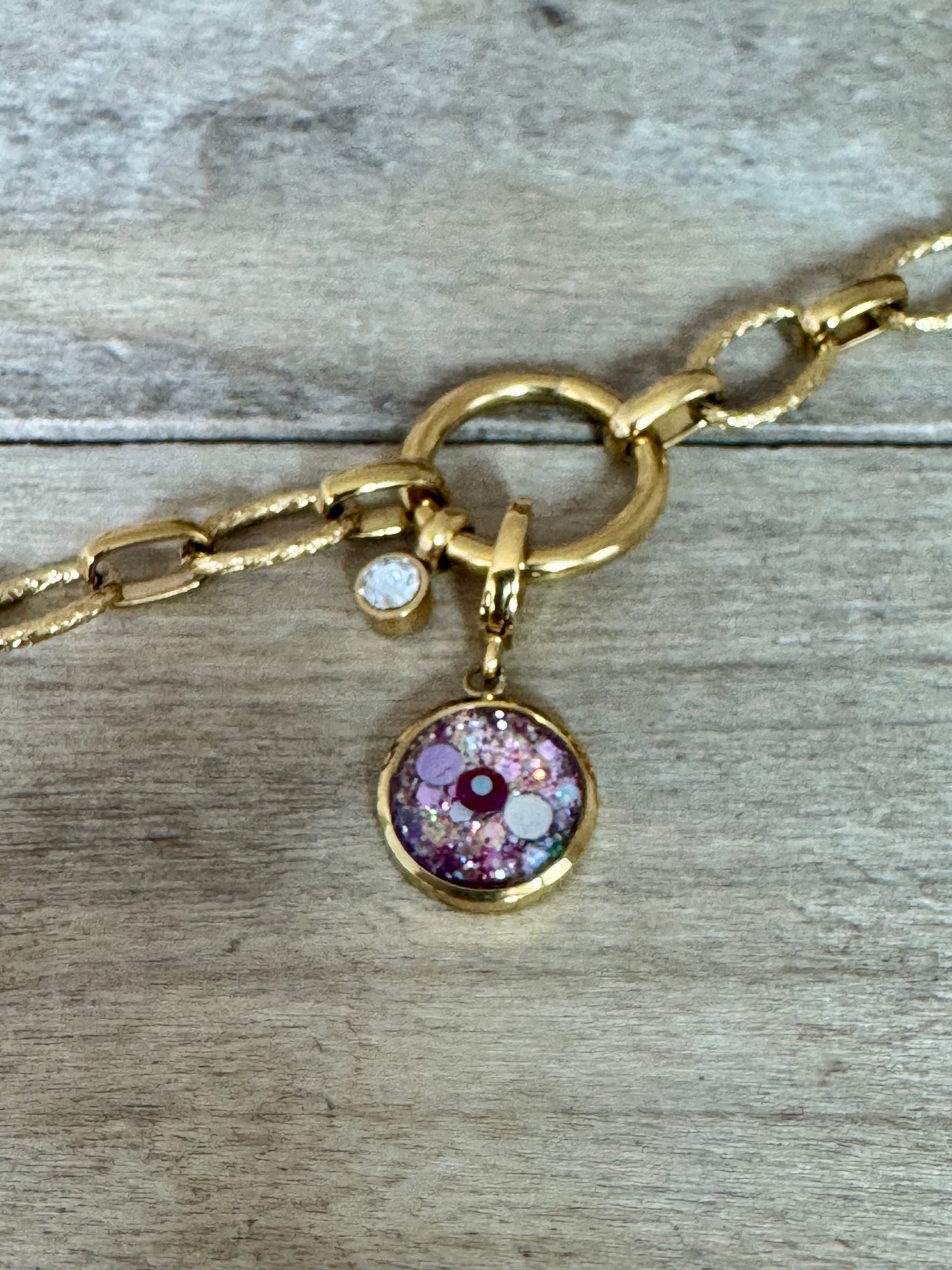 Charm doré Auto sabotage (vendu sans bracelet)