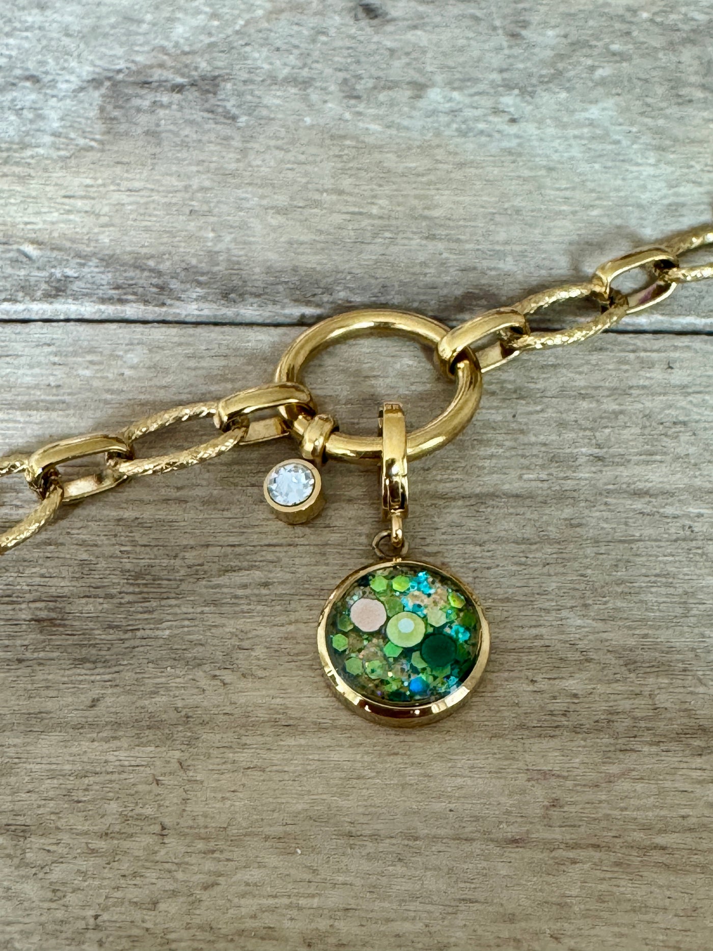 Charm doré Vies antérieures (vendu sans bracelet)