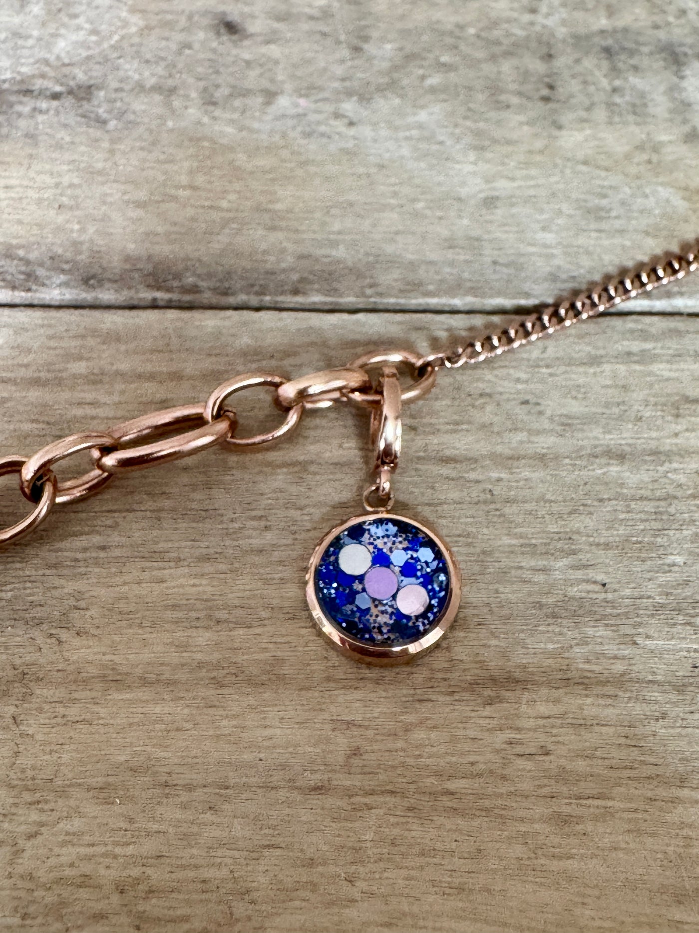 Charm or rose Vies antérieures (vendu sans bracelet)