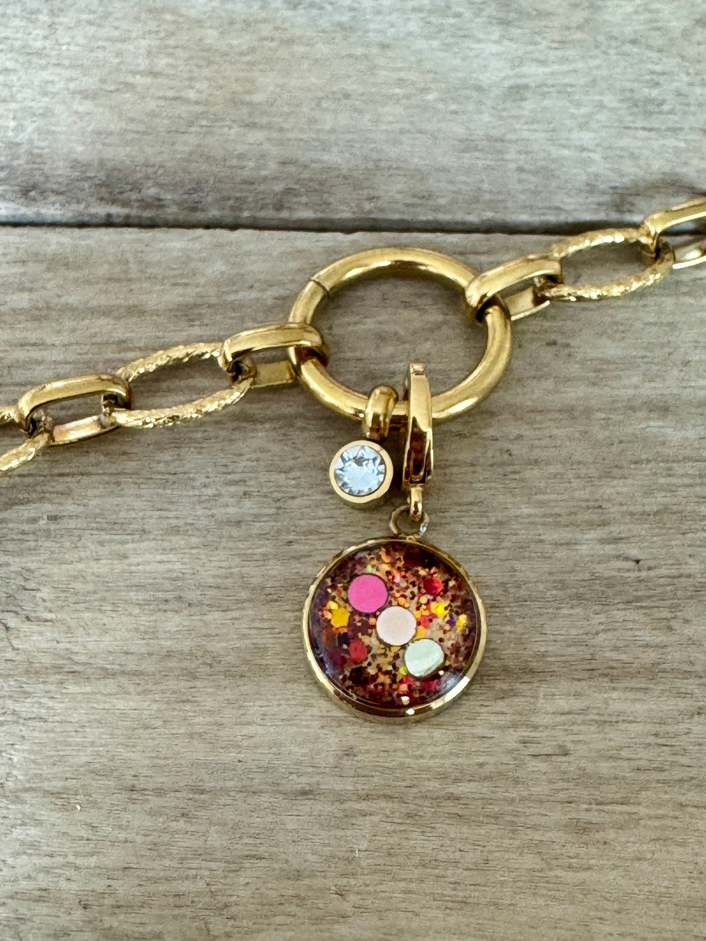 Charm doré Om (vendu sans bracelet)