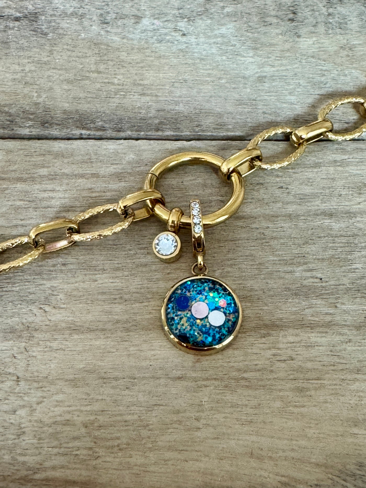 Charm Cristal doré Om (vendu sans bracelet)