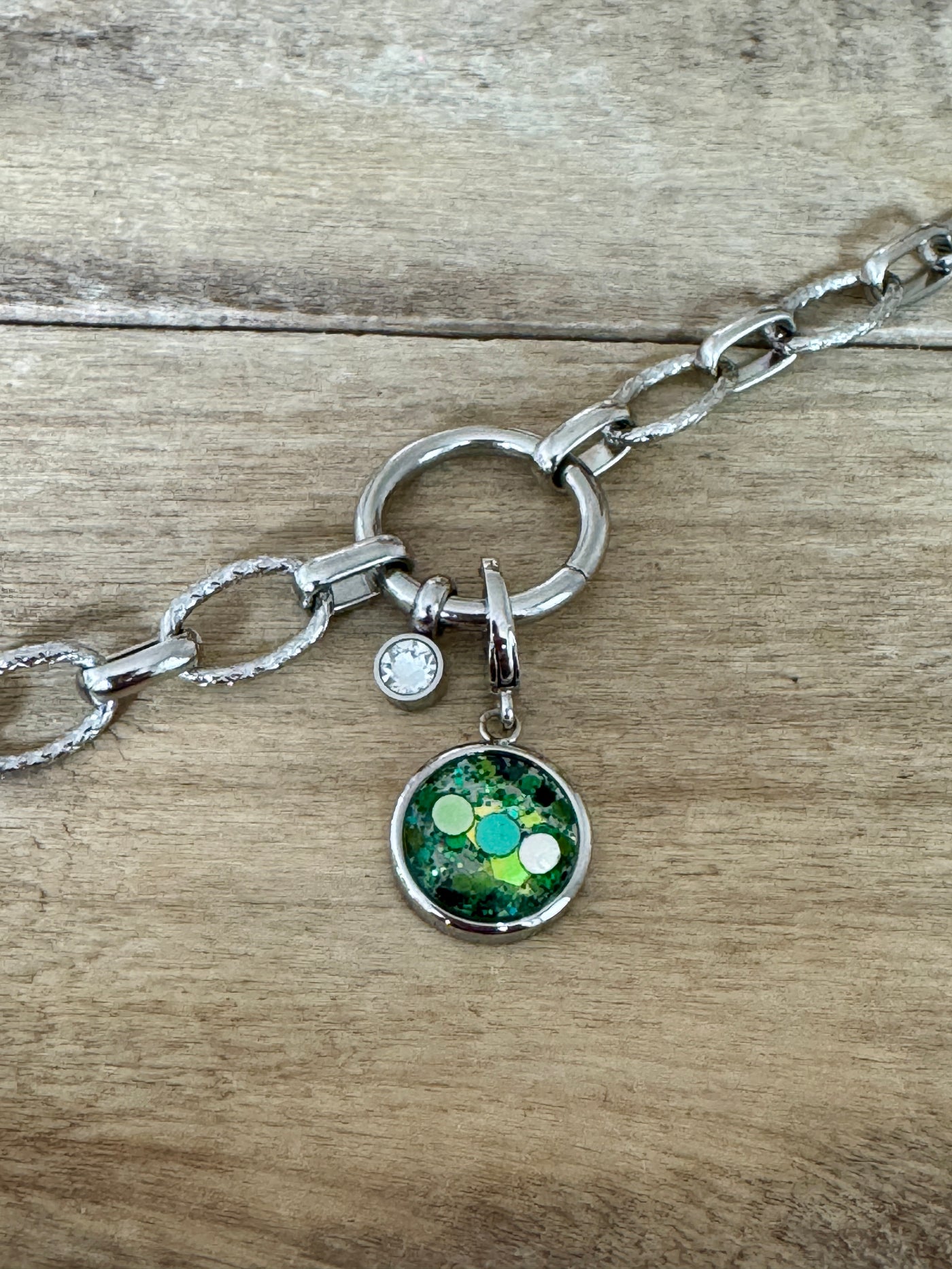 Charm argenté Om(vendu sans bracelet)
