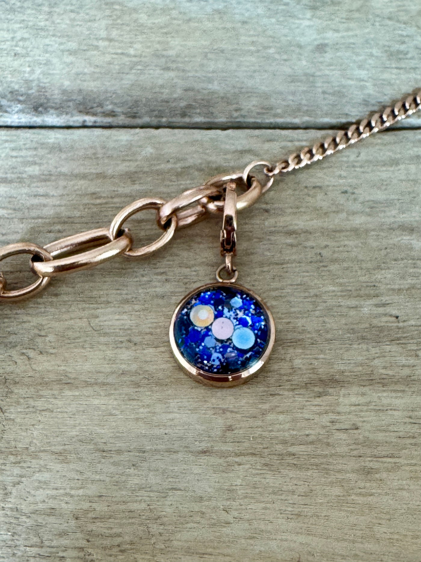 Charm or rose Om (vendu sans bracelet)