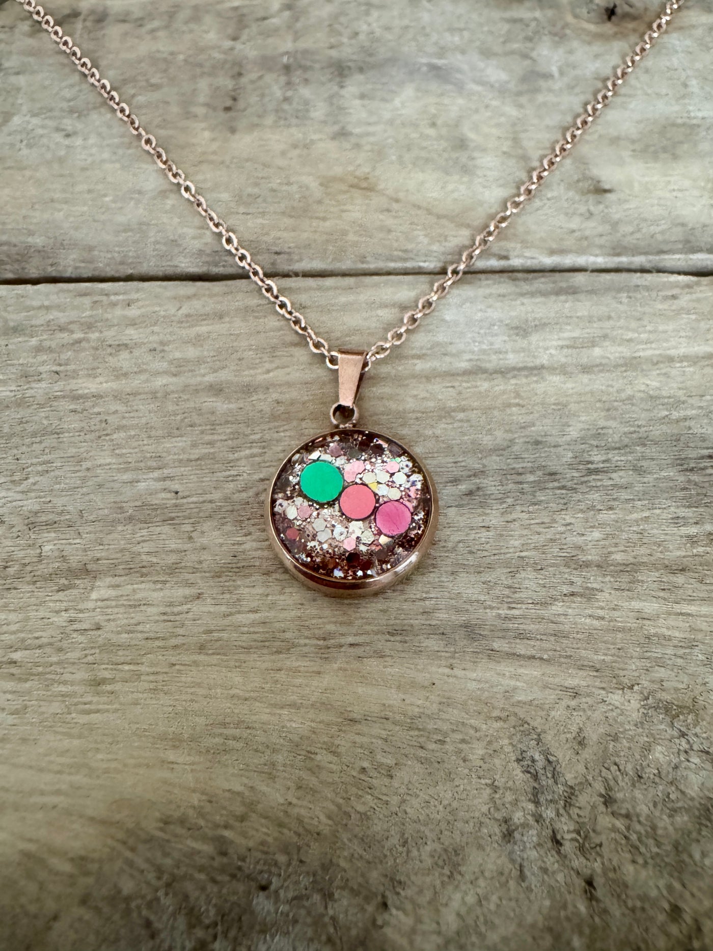 Collier simple or rose Relation à la mère