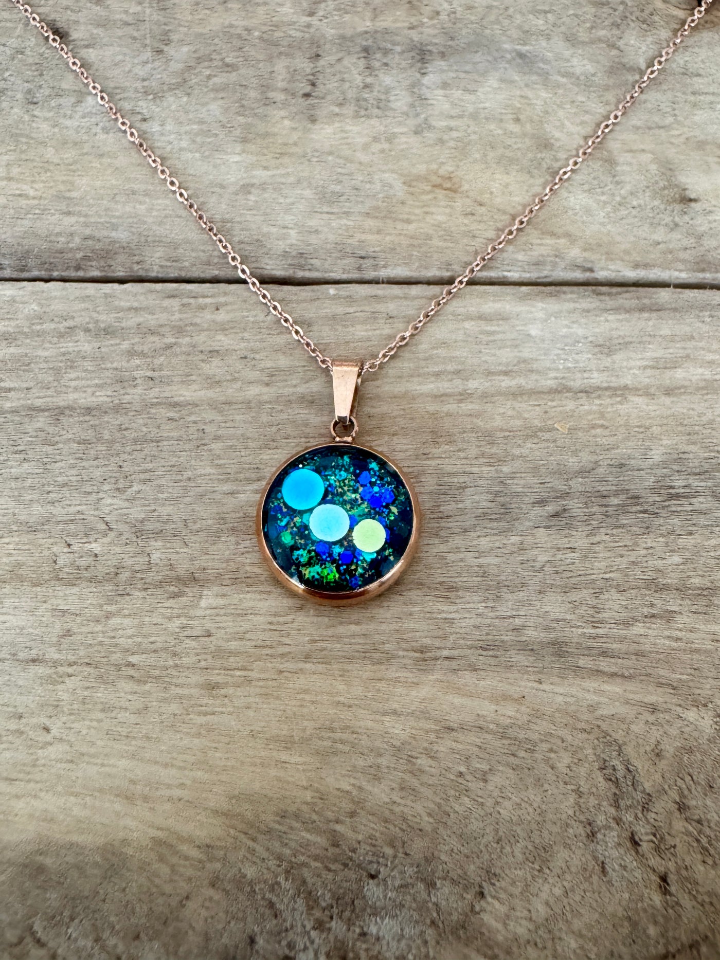 Collier simple or rose Chakra coeur