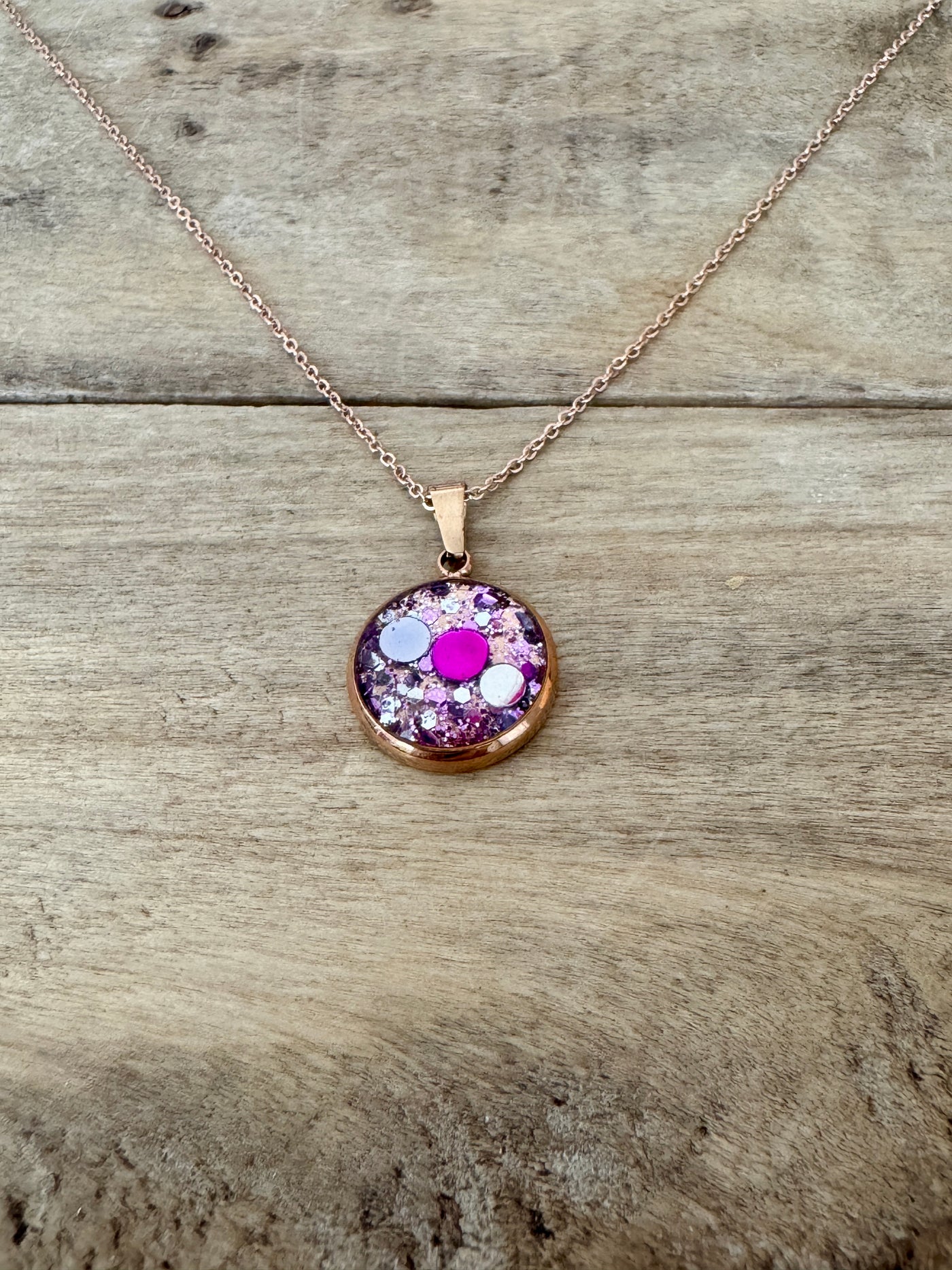 Collier simple or rose Canalisation et intuition
