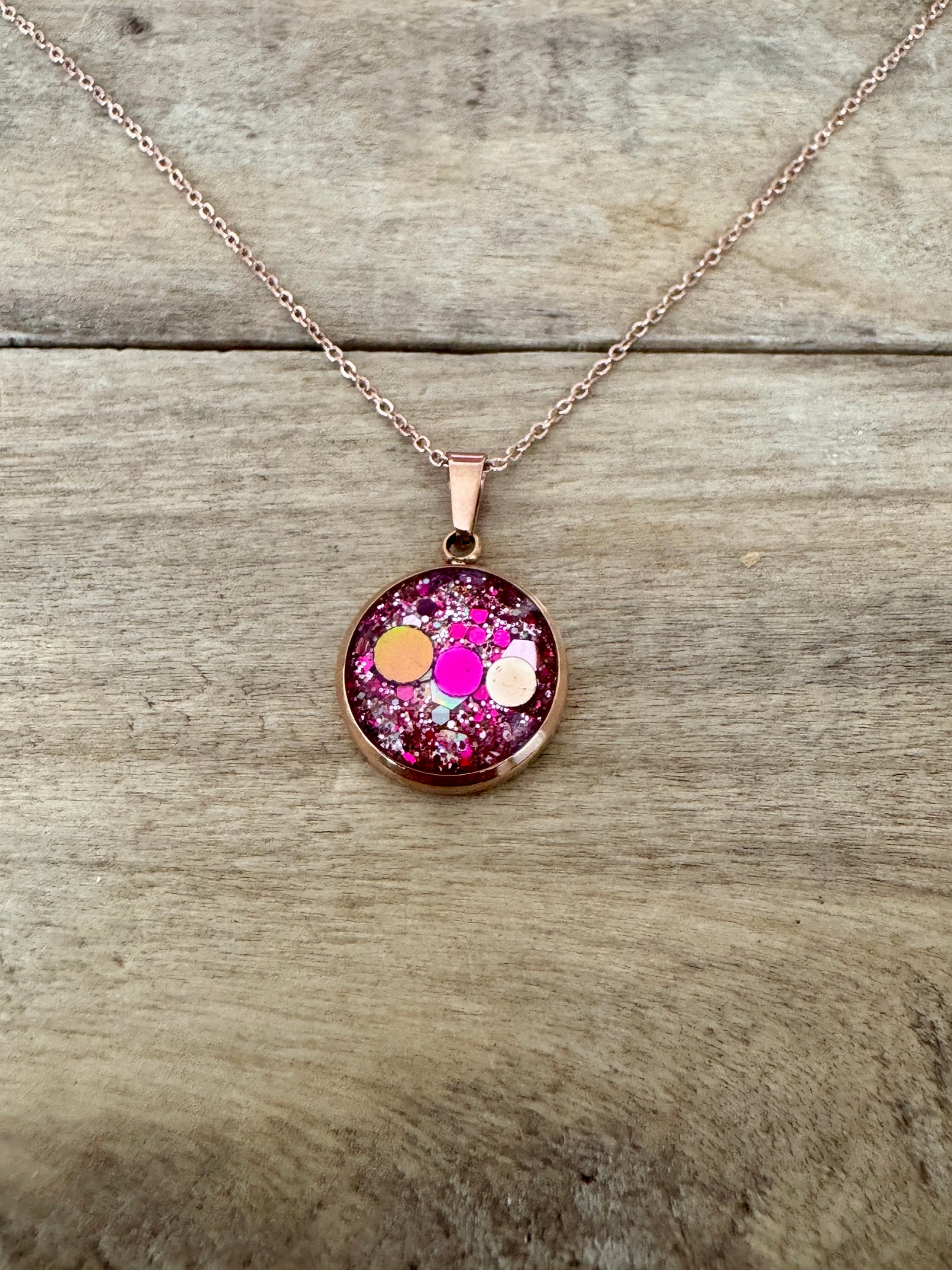 Collier simple or rose Chakra sacré