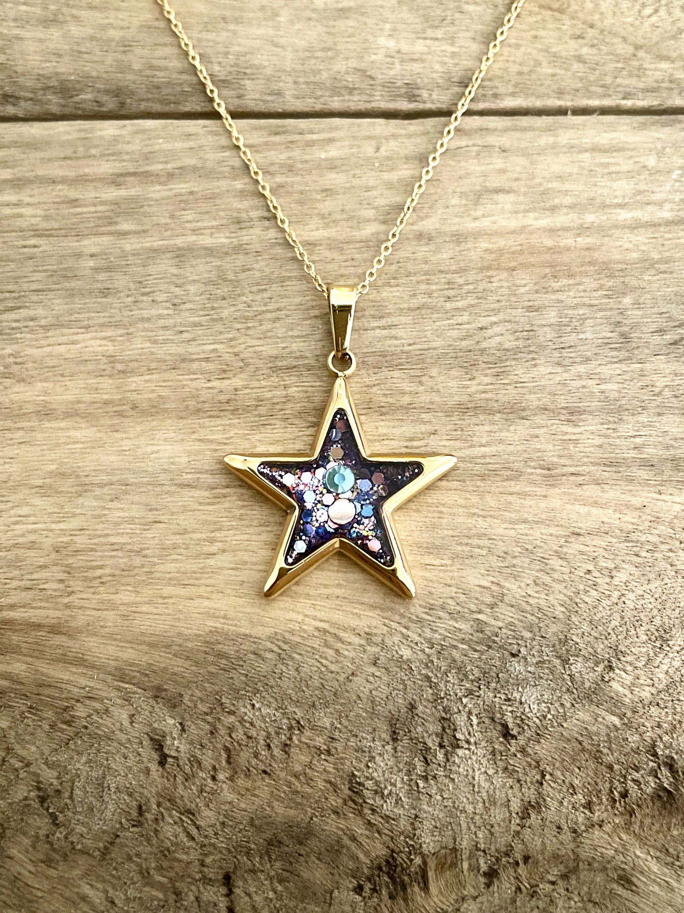 Children's golden necklace Star Anxieties and fears