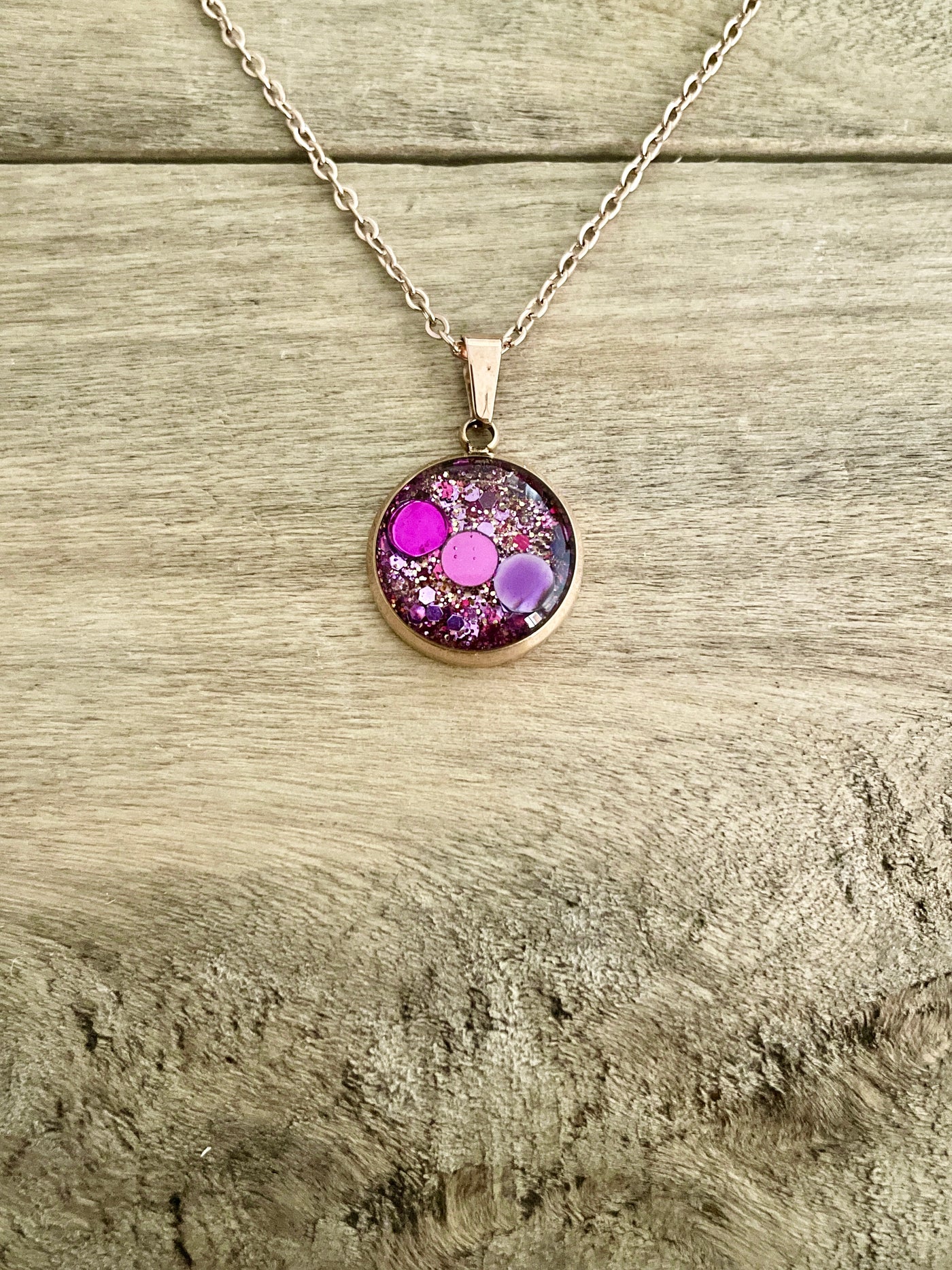 Collier simple or rose Vies antérieures
